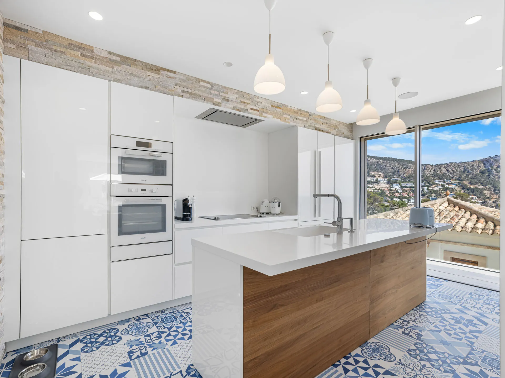 Donde la luz se une al lujo - Villa con vistas al mar, casa de invitados y piscina-12