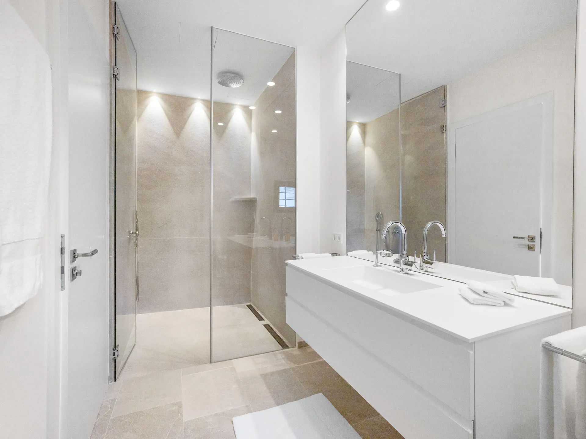 Hvor lys møder luksus - Villa med havudsigt, gæstehus og pool-16