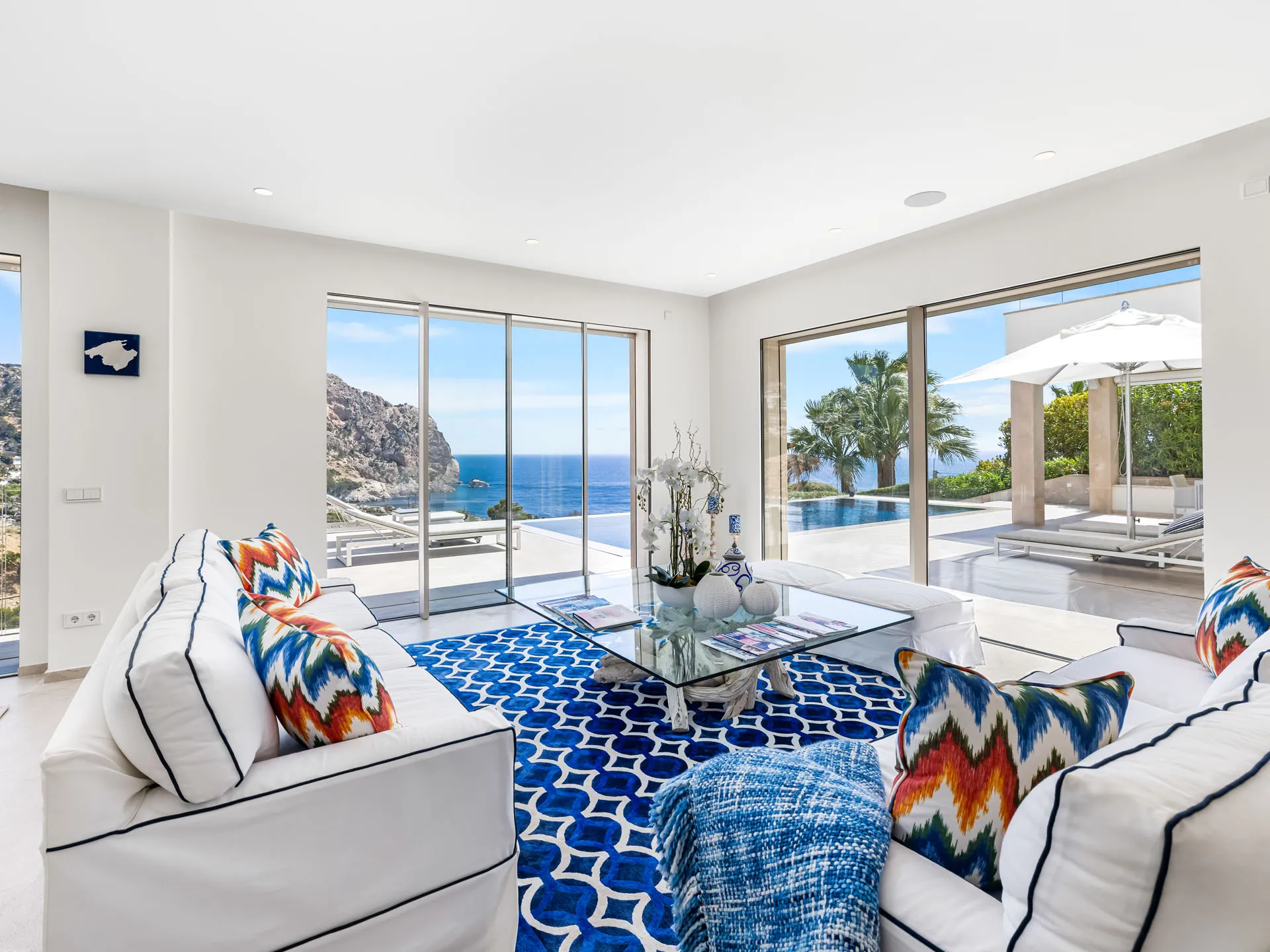 Hvor lys møder luksus - Villa med havudsigt, gæstehus og pool-1