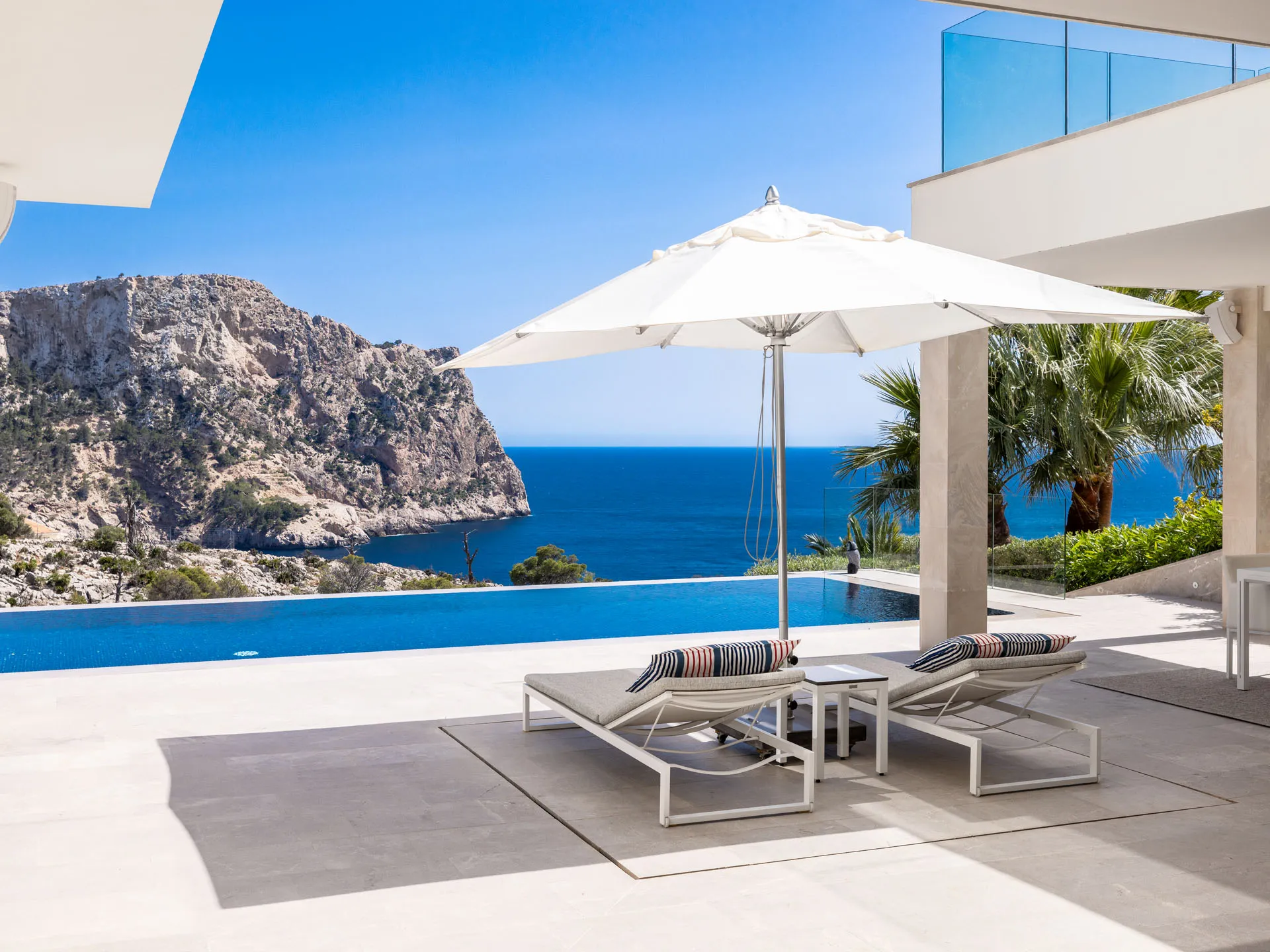 Donde la luz se une al lujo - Villa con vistas al mar, casa de invitados y piscina-6