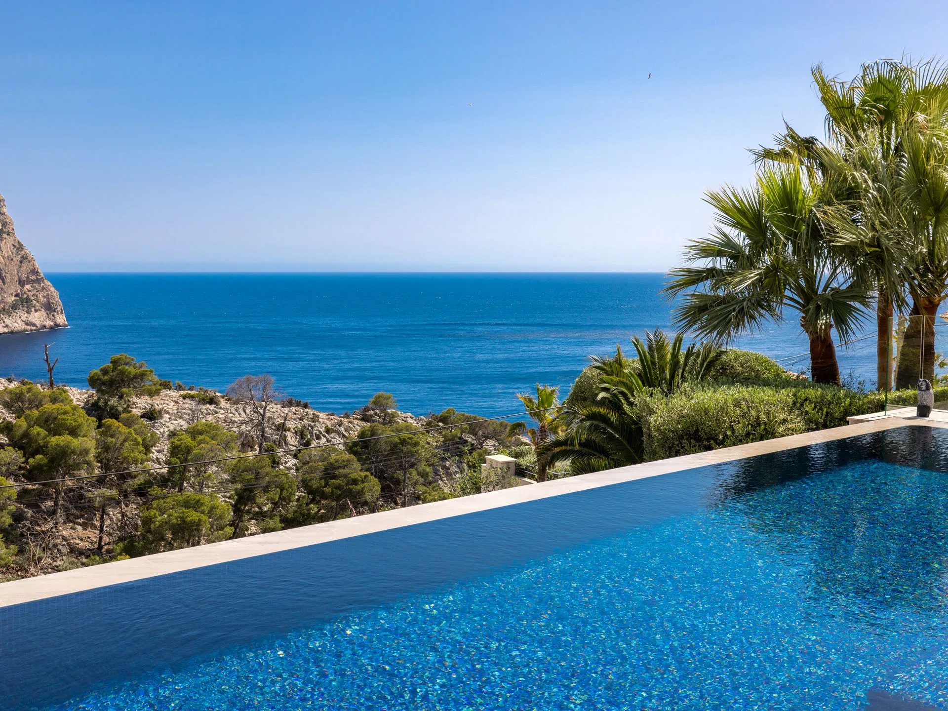 Donde la luz se une al lujo - Villa con vistas al mar, casa de invitados y piscina-3