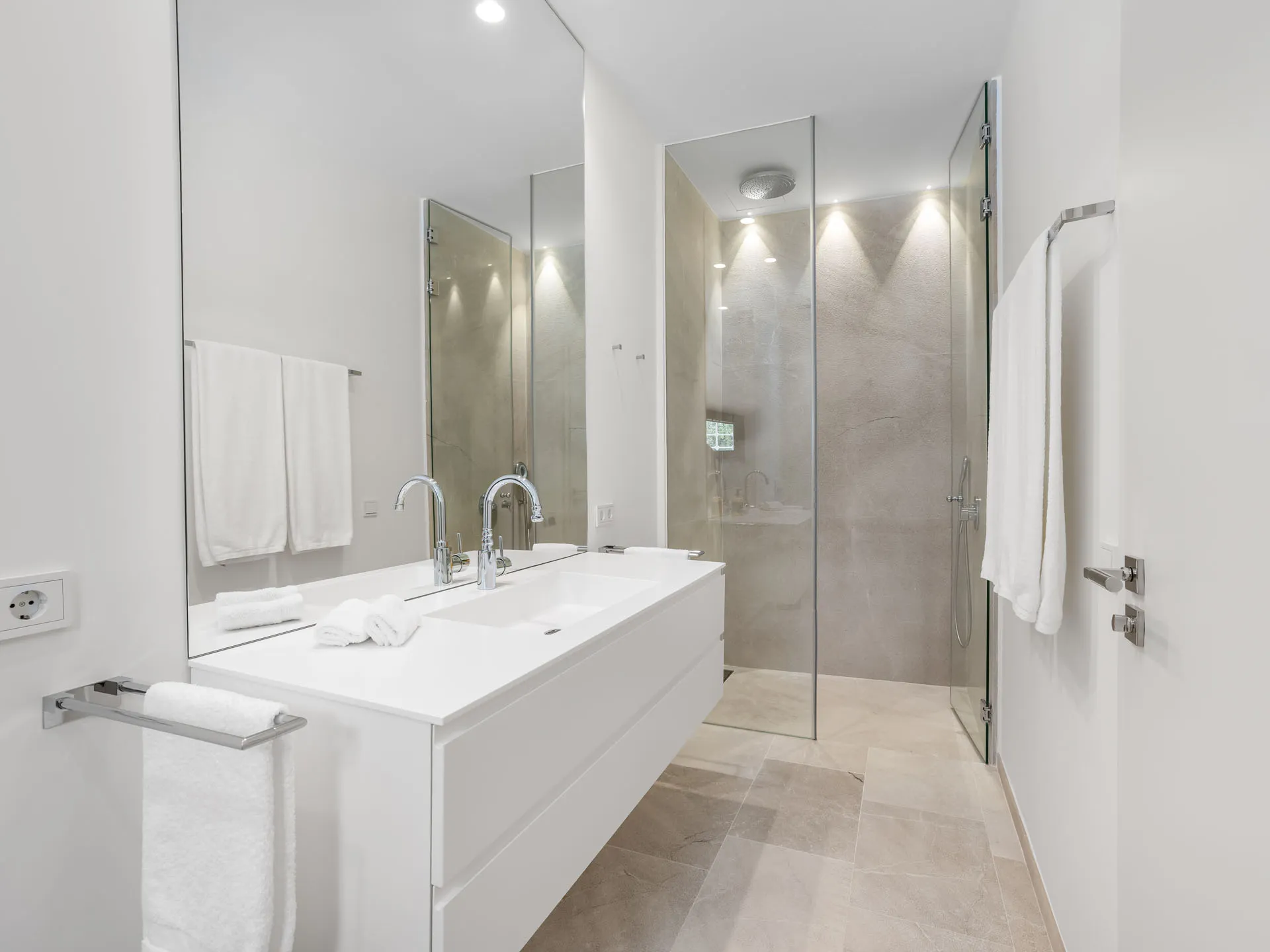 Hvor lys møder luksus - Villa med havudsigt, gæstehus og pool-15