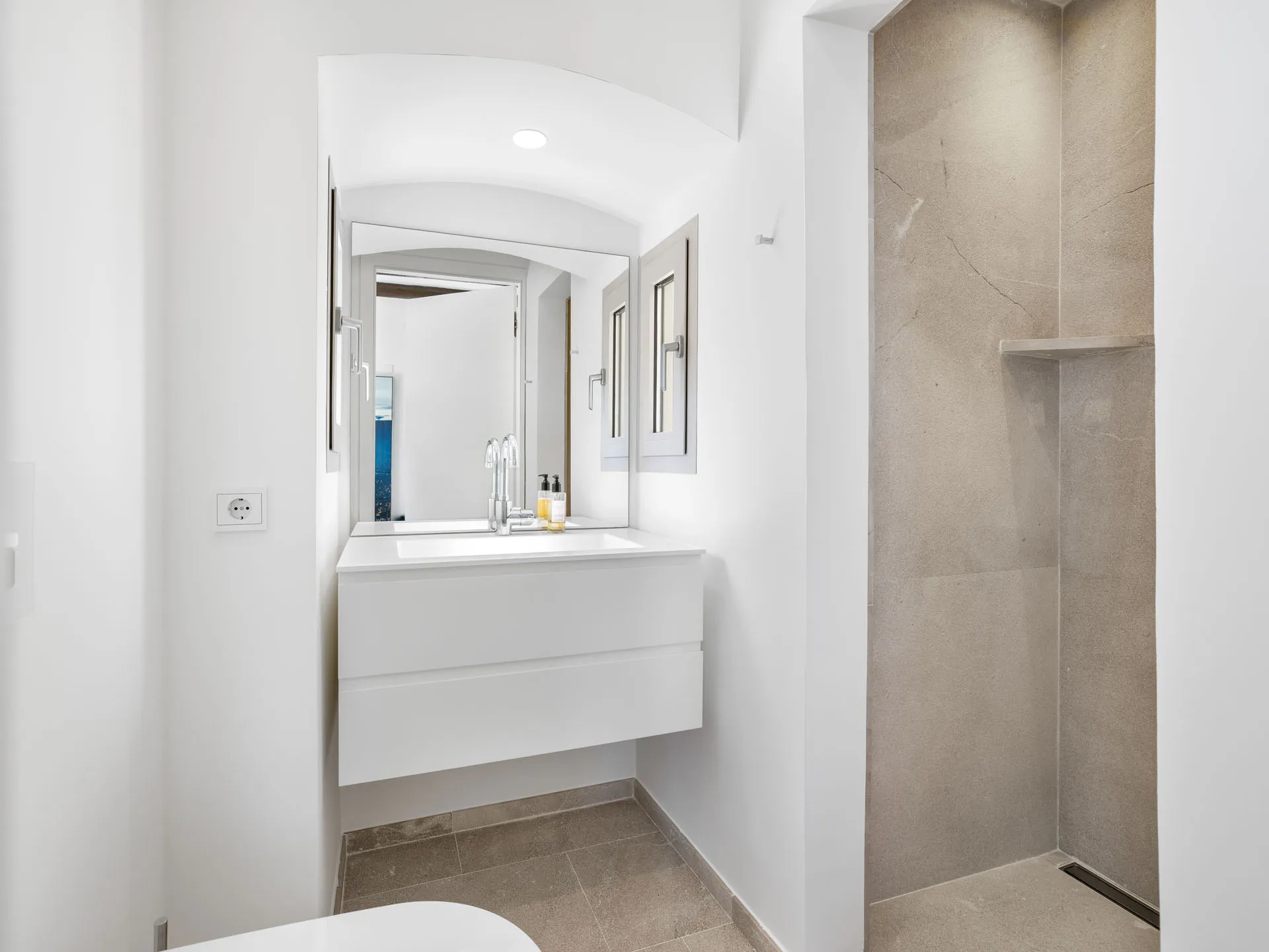 Donde la luz se une al lujo - Villa con vistas al mar, casa de invitados y piscina-24