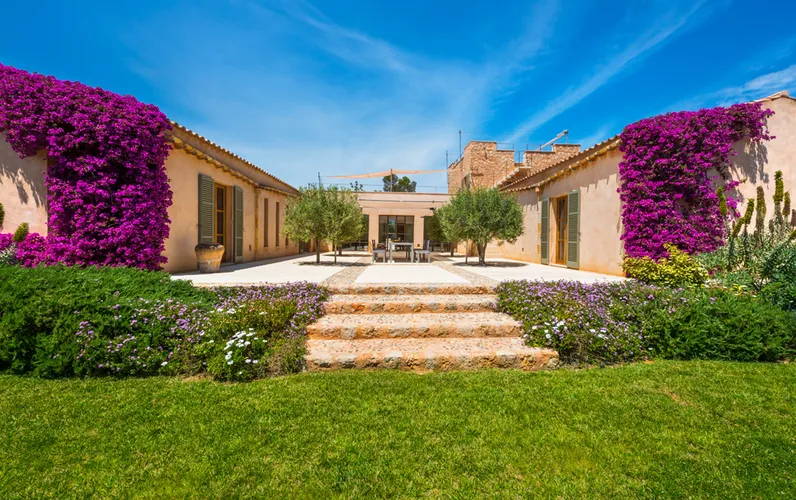 Self-sufficient Mediterranean residence in top location