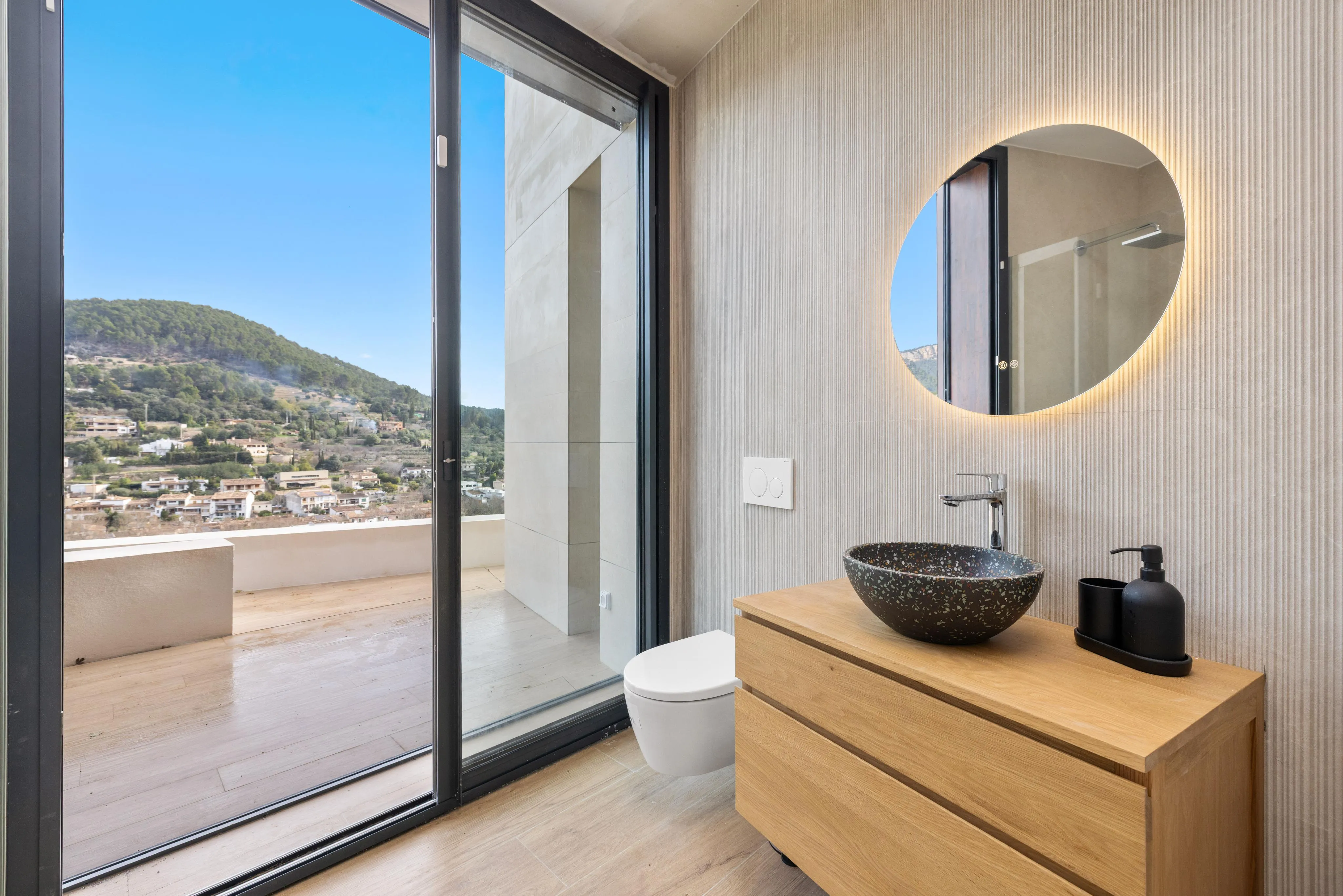 Nybyggt drömhus med högkvalitativ inredning i Esporlas-17