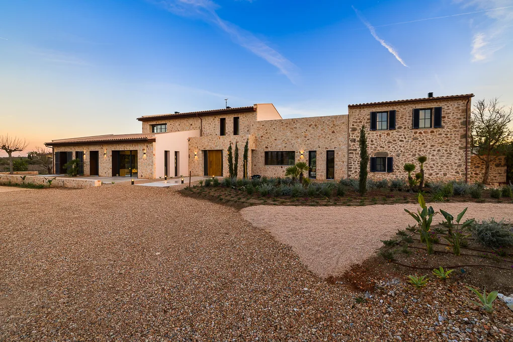 Contemporary haven amidst vineyards: a fusion of modernity and serenity-16