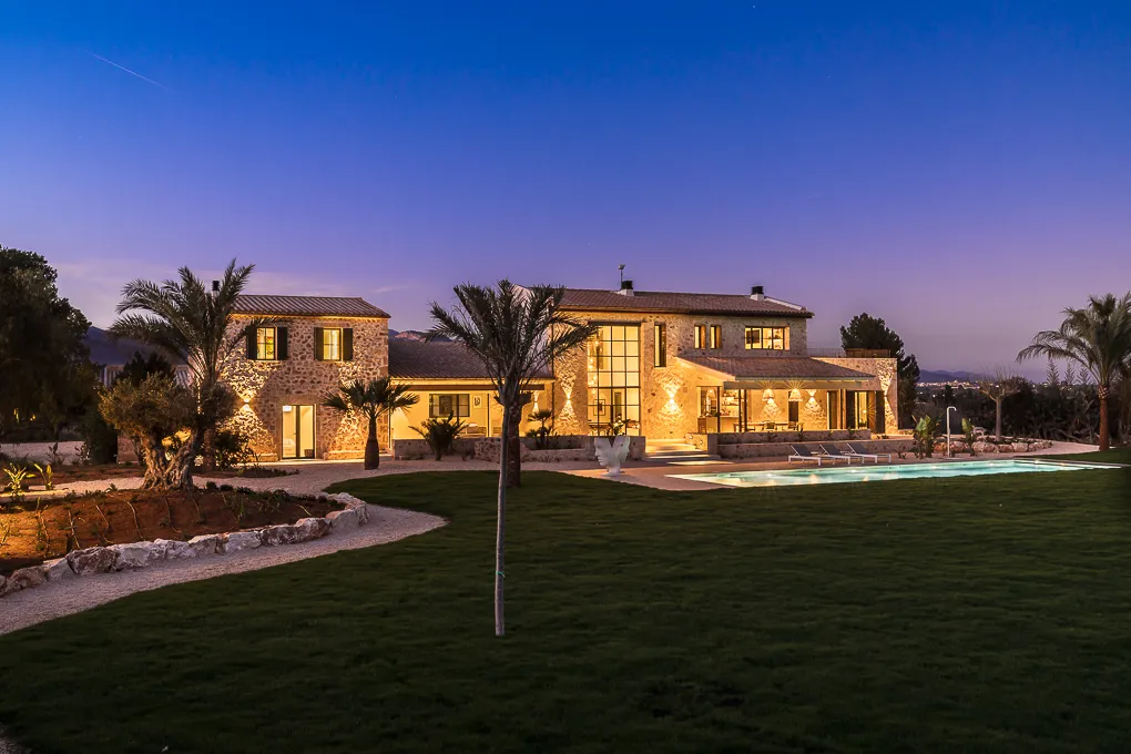 Contemporary haven amidst vineyards: a fusion of modernity and serenity-17