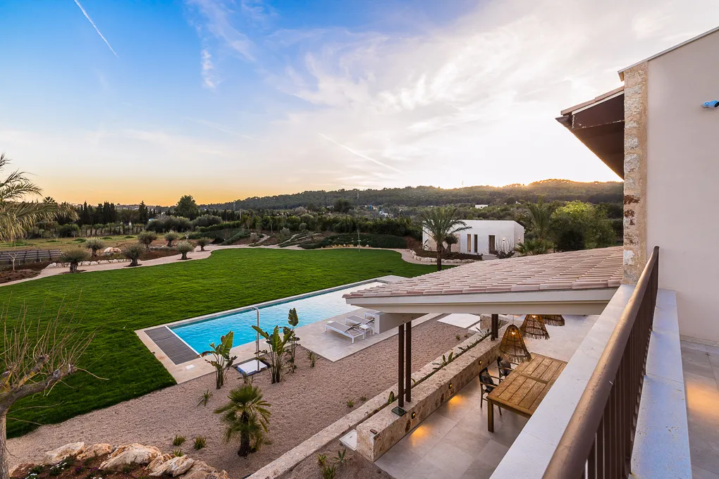 Contemporary haven amidst vineyards: a fusion of modernity and serenity-15