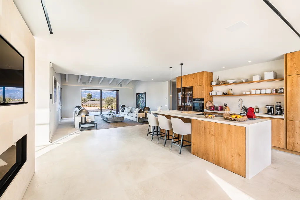 Contemporary haven amidst vineyards: a fusion of modernity and serenity-8