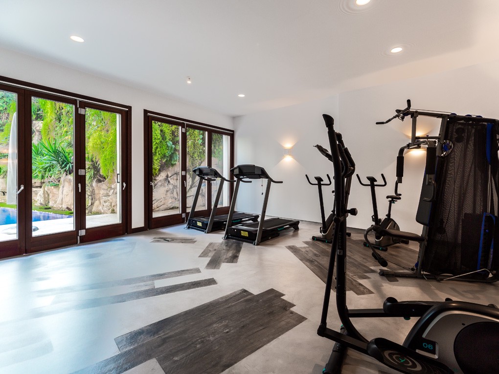 Exclusive, bright apartment with pool, gym, elevator and parking in Calatrava-9