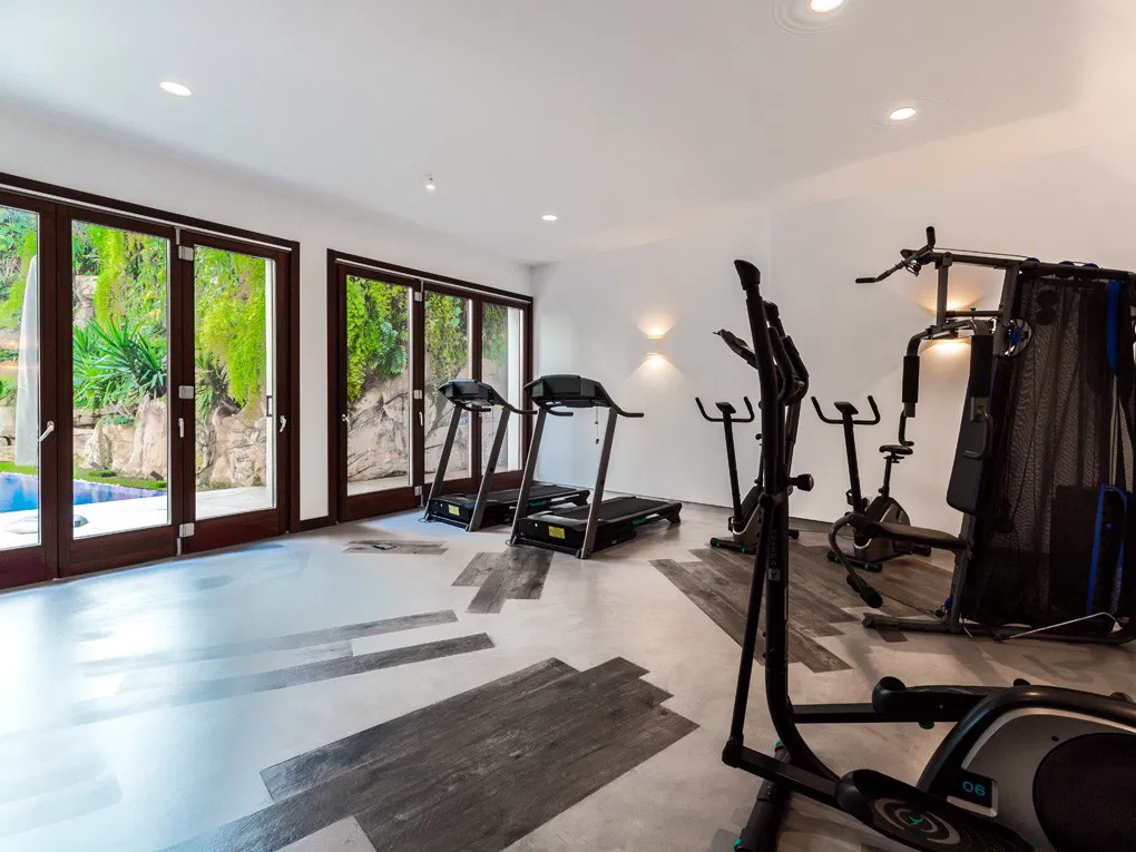 Exclusive, bright apartment with pool, gym, elevator and parking in Calatrava-9