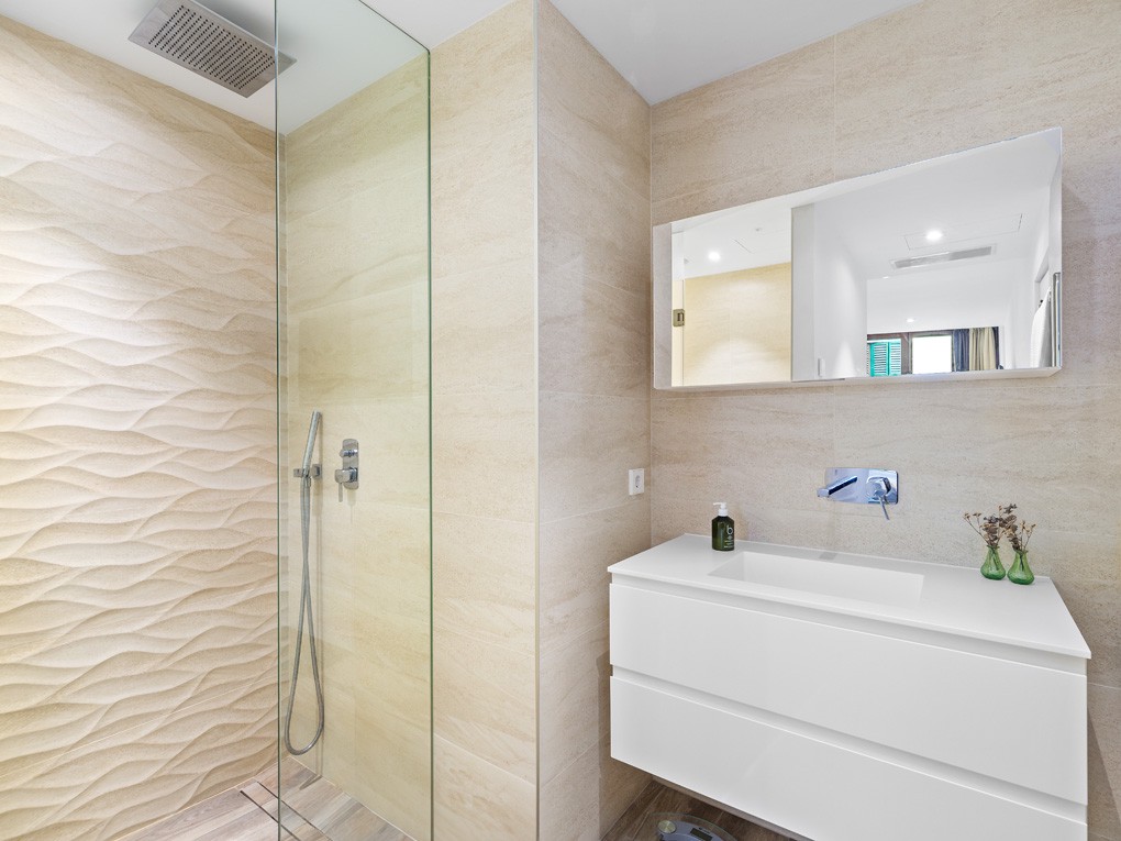 Exclusive, bright apartment with pool, gym, elevator and parking in Calatrava-7