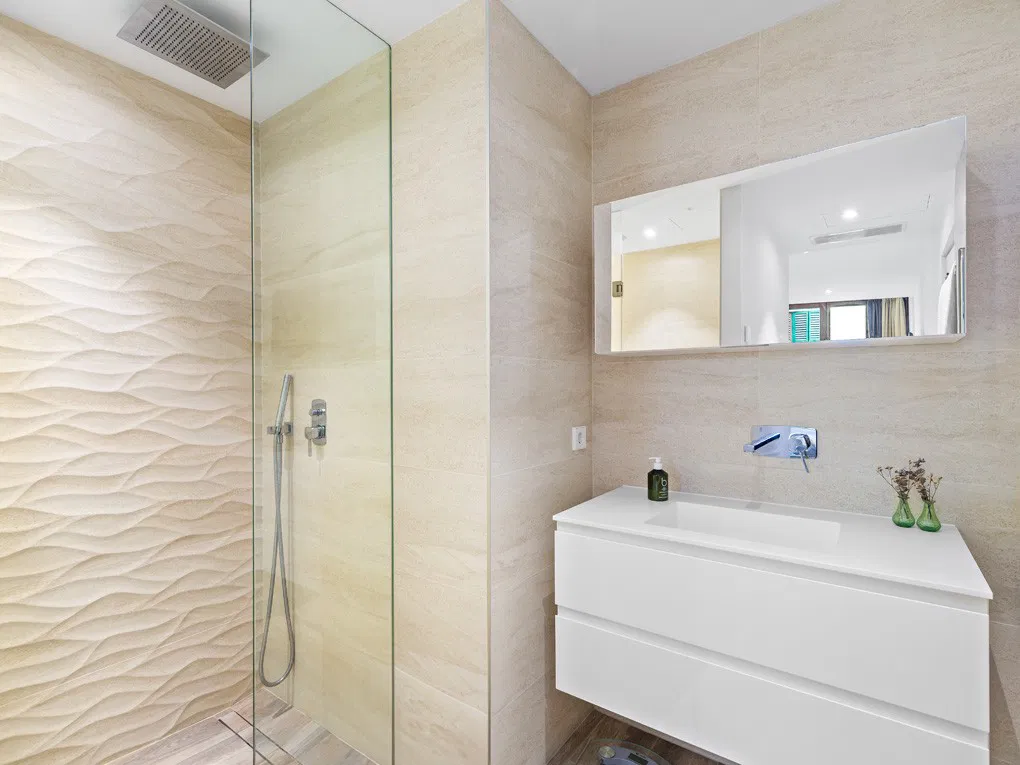 Exclusive, bright apartment with pool, gym, elevator and parking in Calatrava-7