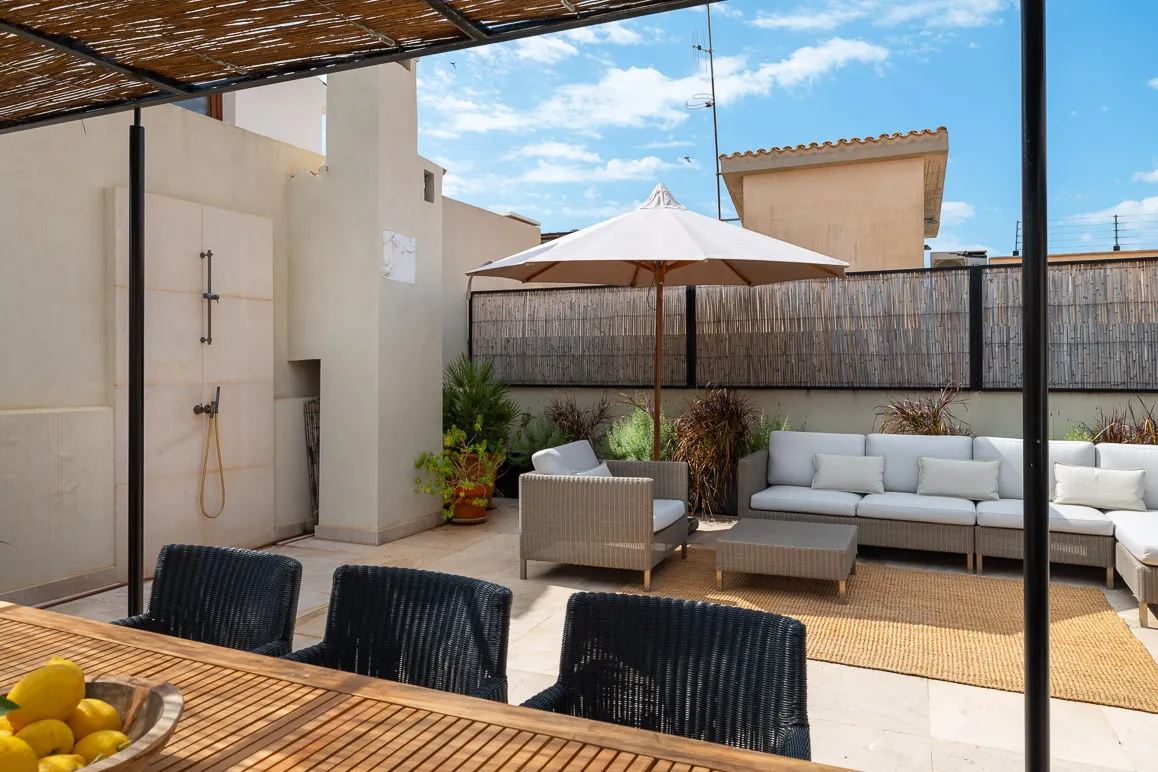 Elegant townhouse with terrace in Calatrava-1