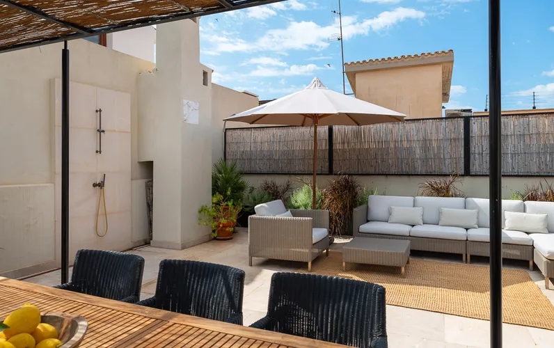 Elegant townhouse with terrace in Calatrava