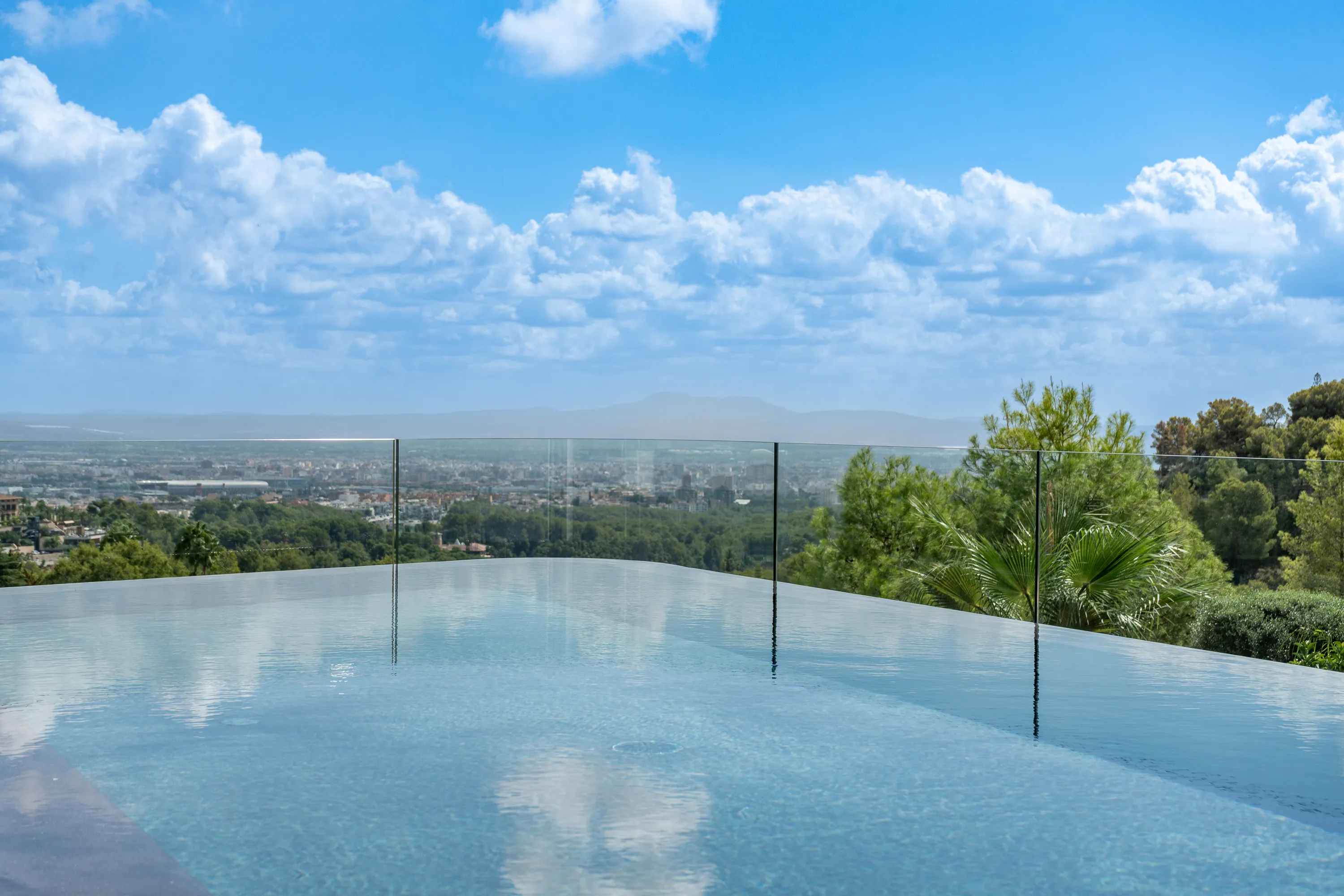 Exclusieve nieuwbouwvilla met panoramisch en gedeeltelijk zeezicht in Son Vida-15