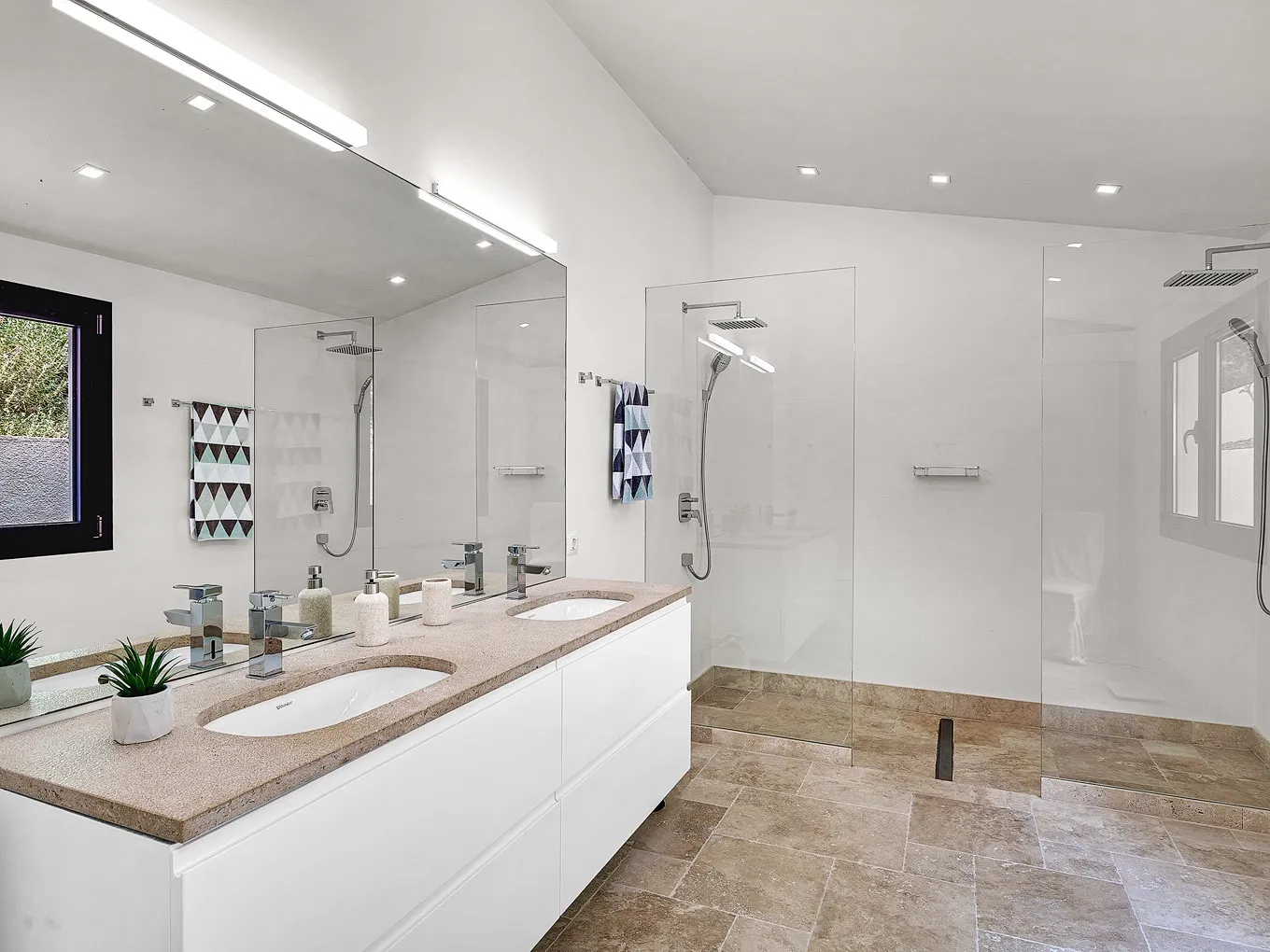 Modern villa med fantastisk havsutsikt-10