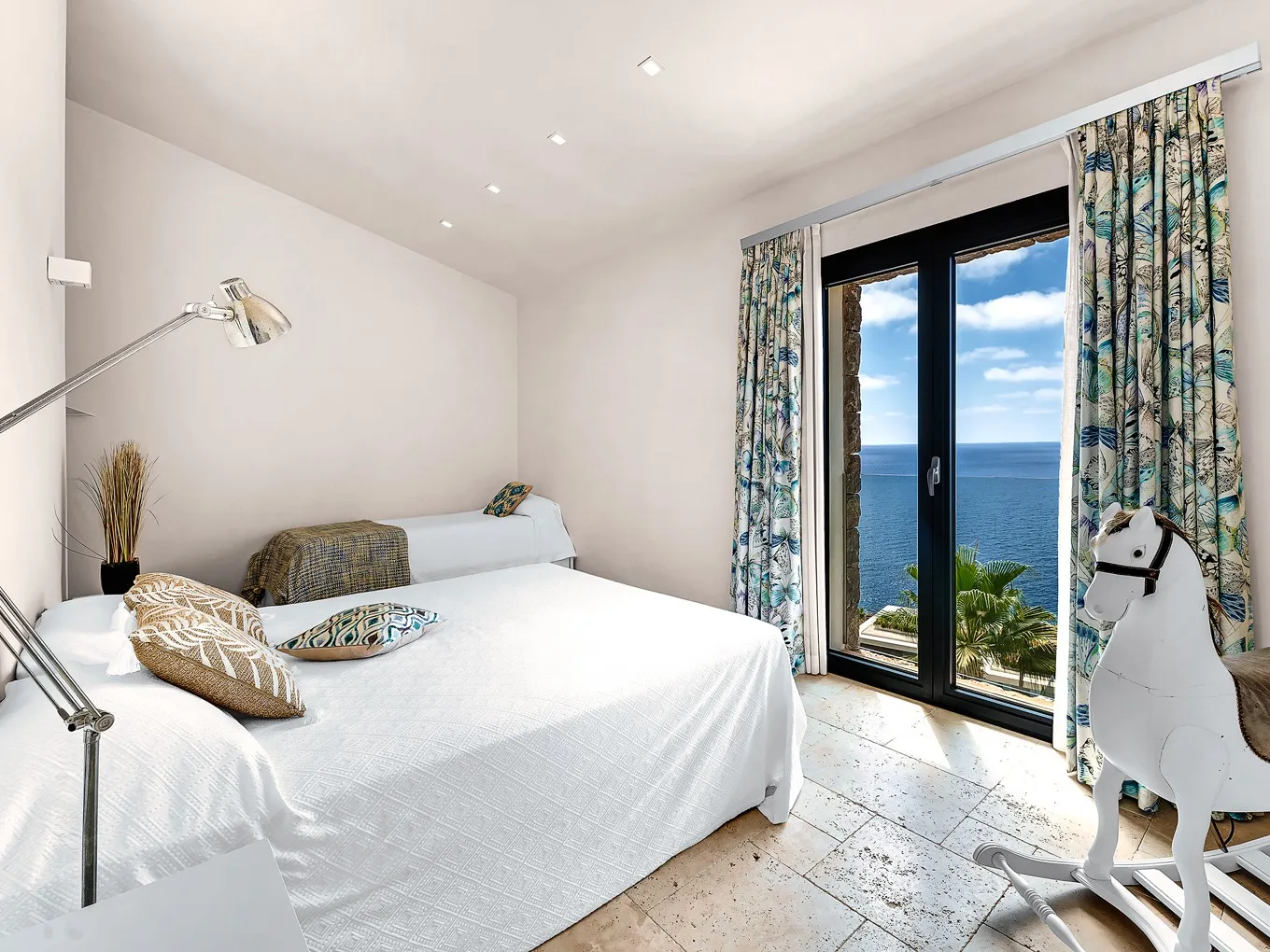 Modern villa med fantastisk havsutsikt-17