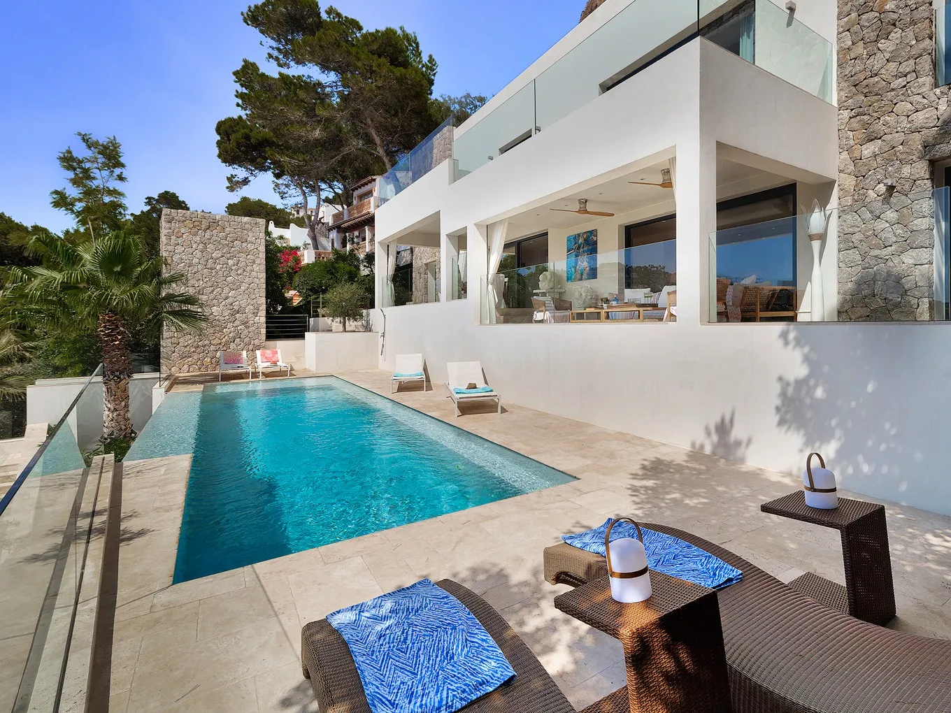 Modern villa med fantastisk havsutsikt-2