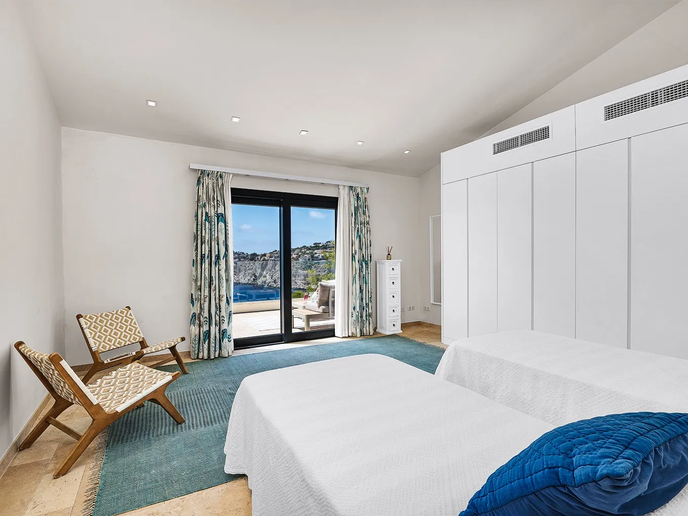 Modern villa med fantastisk havsutsikt-12