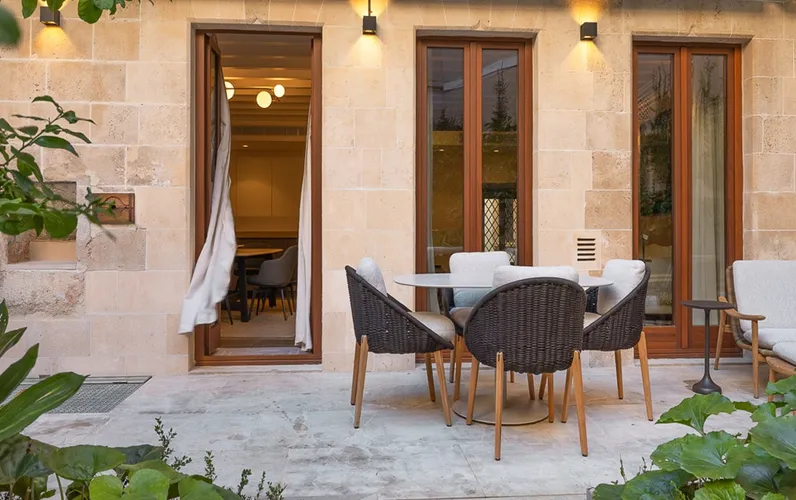 Apartament en planta baixa amb jardí en un edifici històric restaurat
