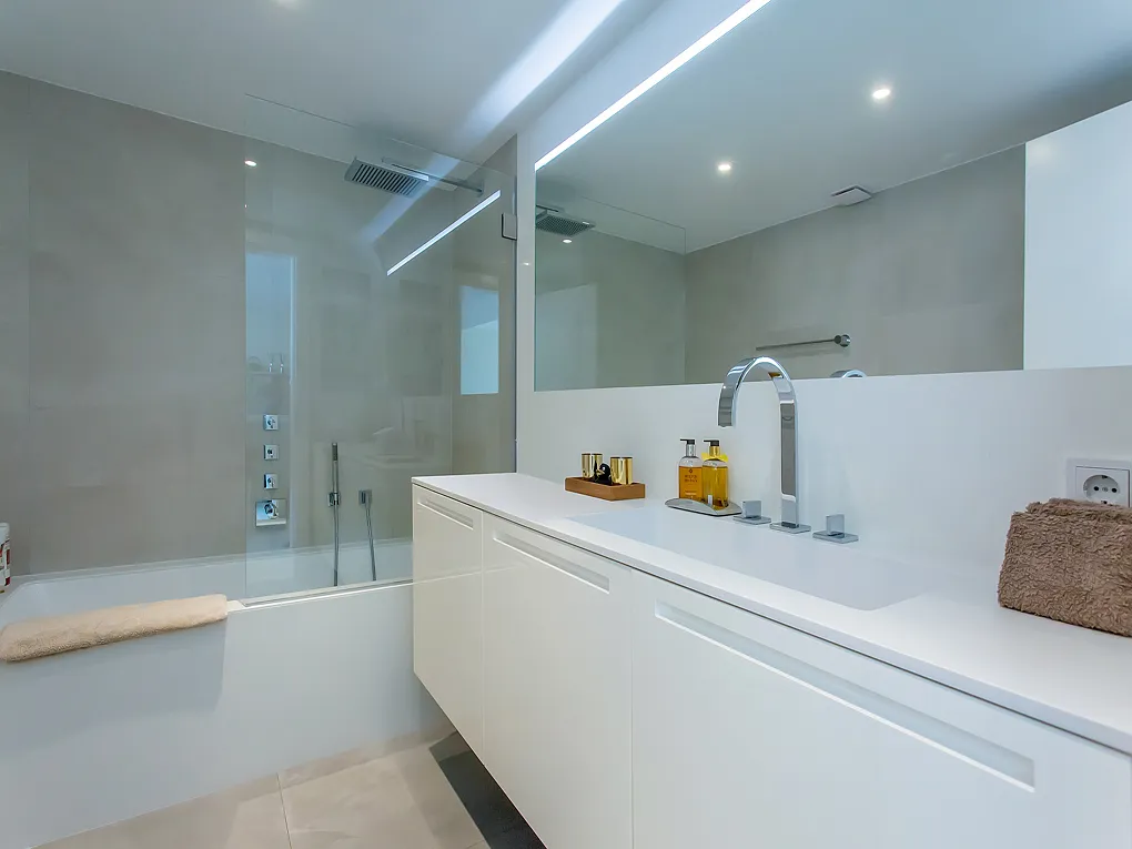 Apartment with sea views in a prime location in Puerto Portals-7