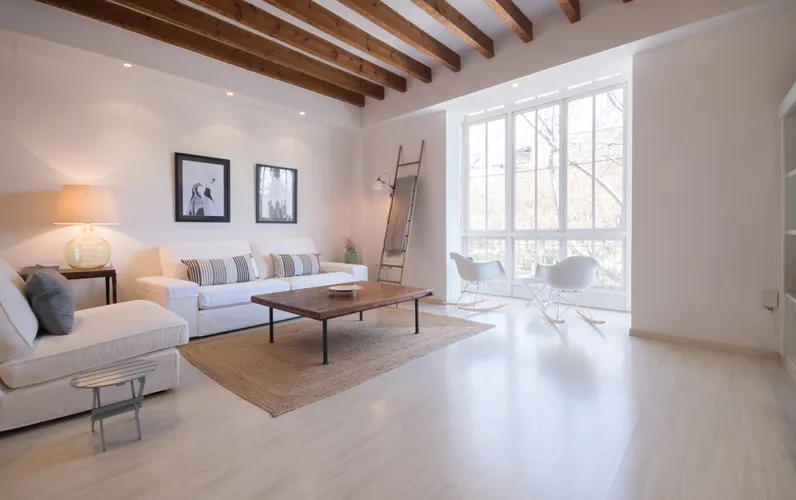Stylish, bright apartment with balcony in the prime location Borne with views to the Cathedral