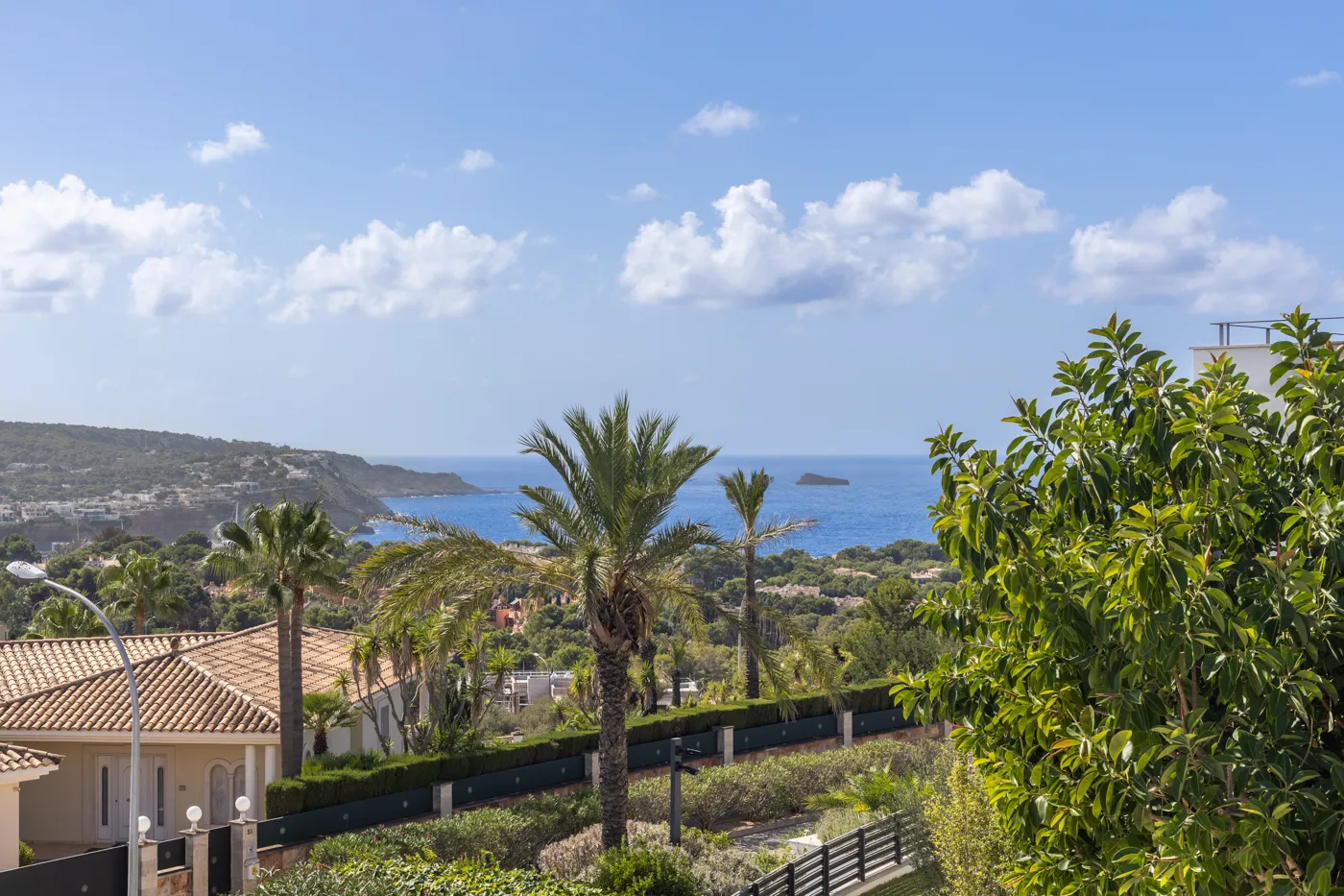 Moderne middelhavsvilla med havudsigt på en populær beliggenhed-12