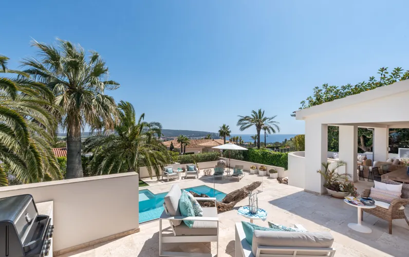Moderna villa mediterranea vista mare in una popolare zona residenziale