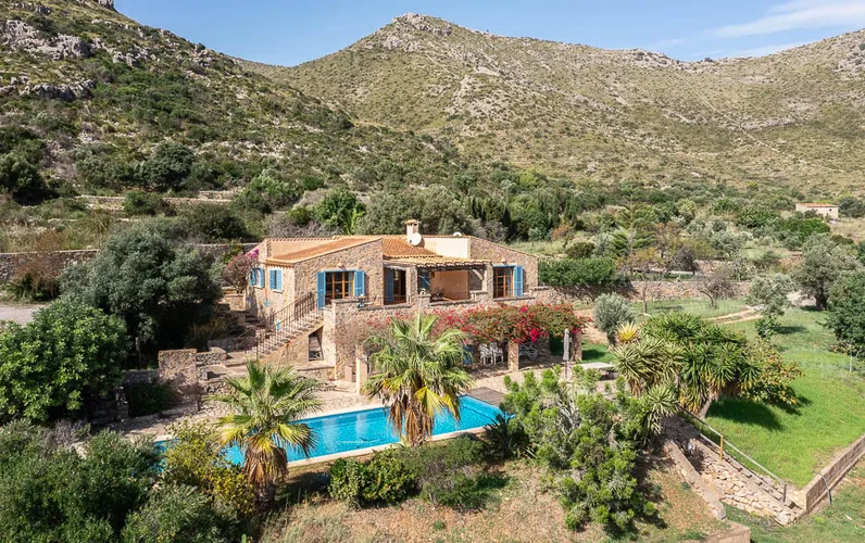 Finca z naturalnego kamienia ze wspaniałymi panoramicznymi widokami