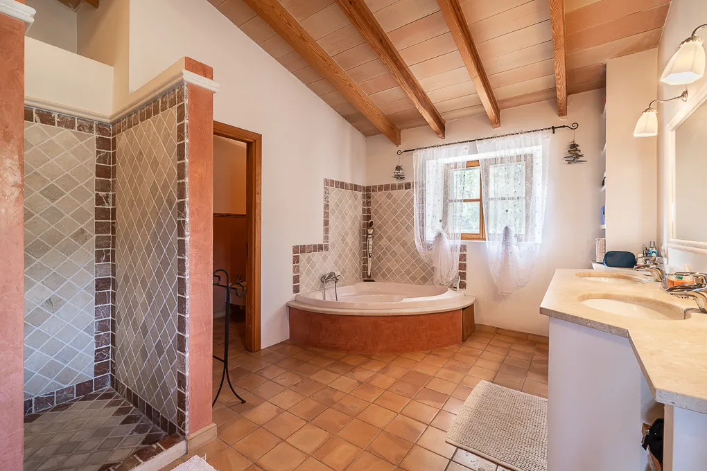 Propiedad con magníficas vistas panorámicas-11