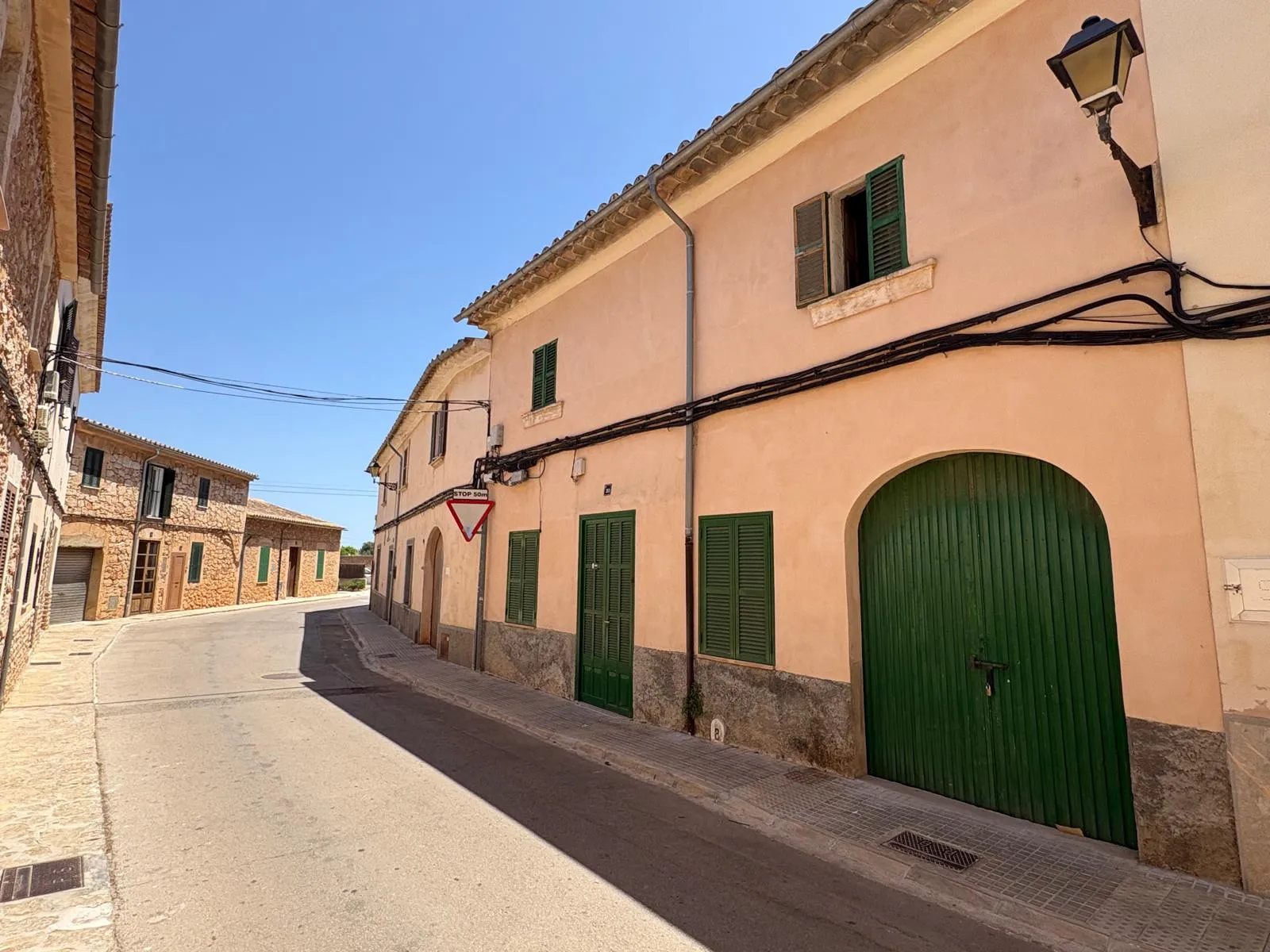 Una casa adossada espaiosa en una zona residencial molt sol·licitada de Santa María.-3