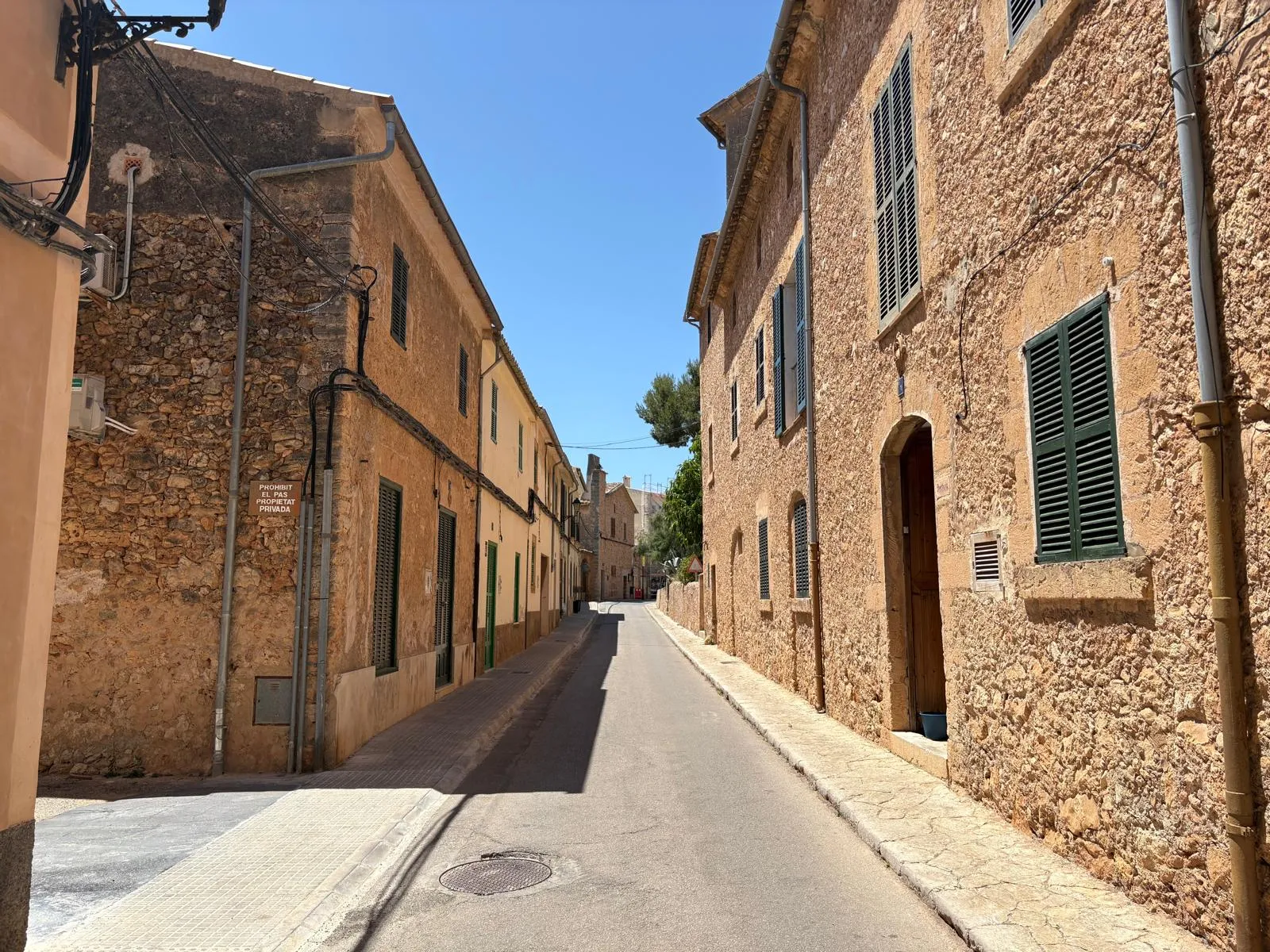 Una casa adossada espaiosa en una zona residencial molt sol·licitada de Santa María.-2