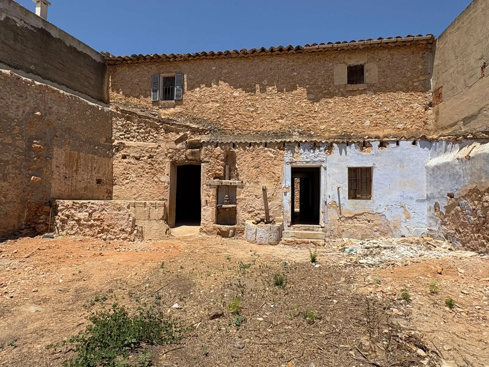 Una casa adossada espaiosa en una zona residencial molt sol·licitada de Santa María.-4