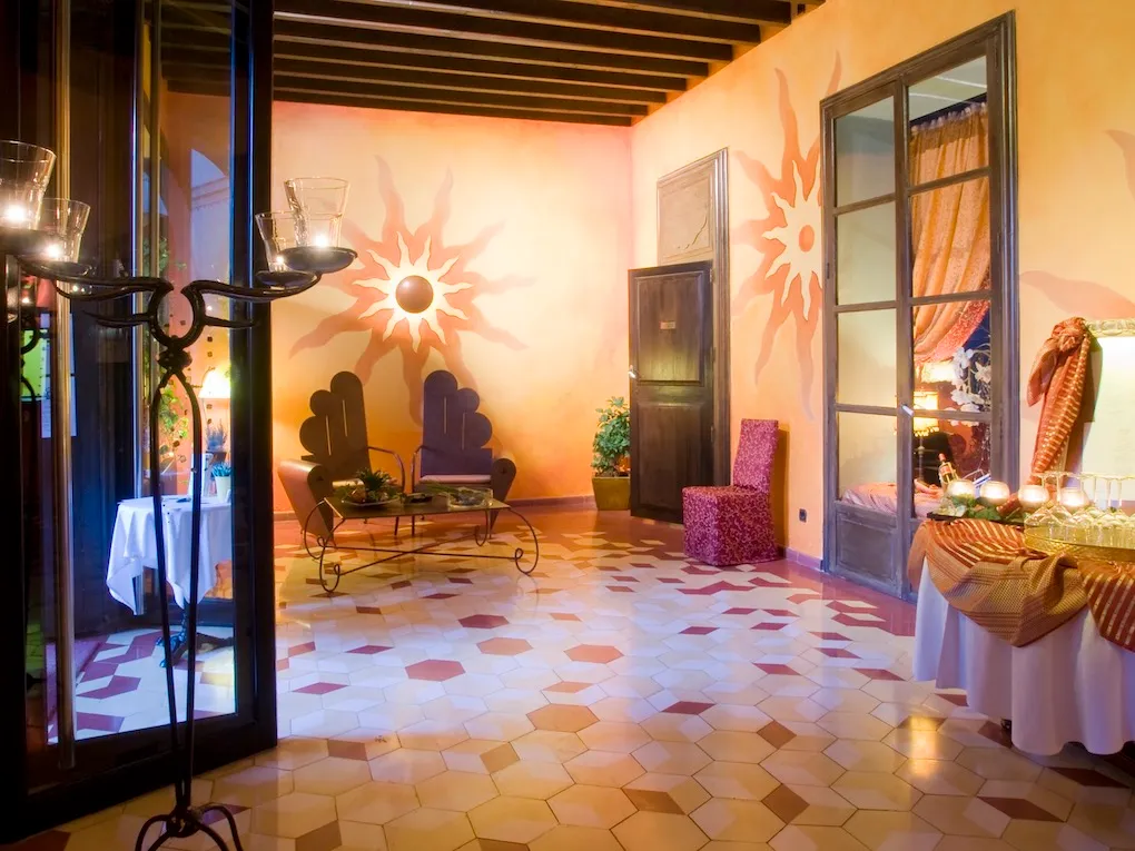 Городской дворец с отелем и рестораном-4