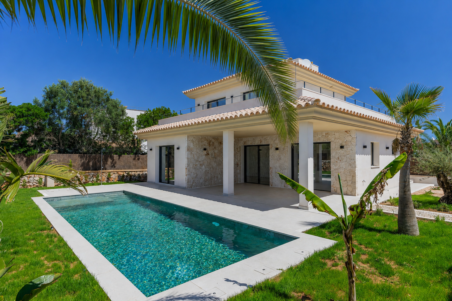 Vila moderna de nova construcció a Cala Llombards