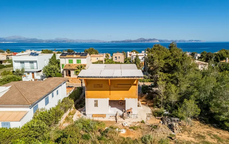 Parcela con cáscara de construcción en construcción ecológica