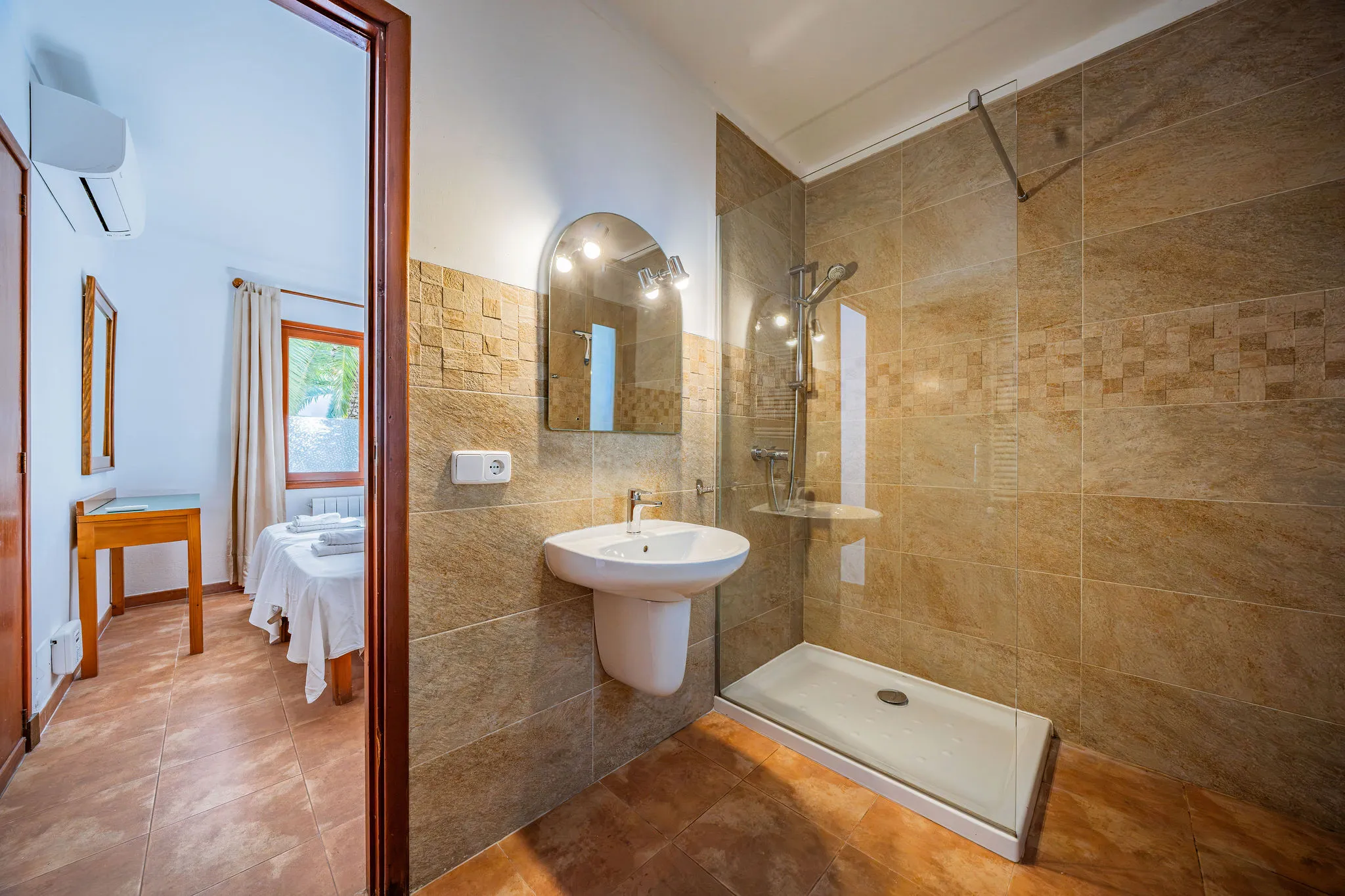 Dos edificis d'apartaments a peu de platja-11