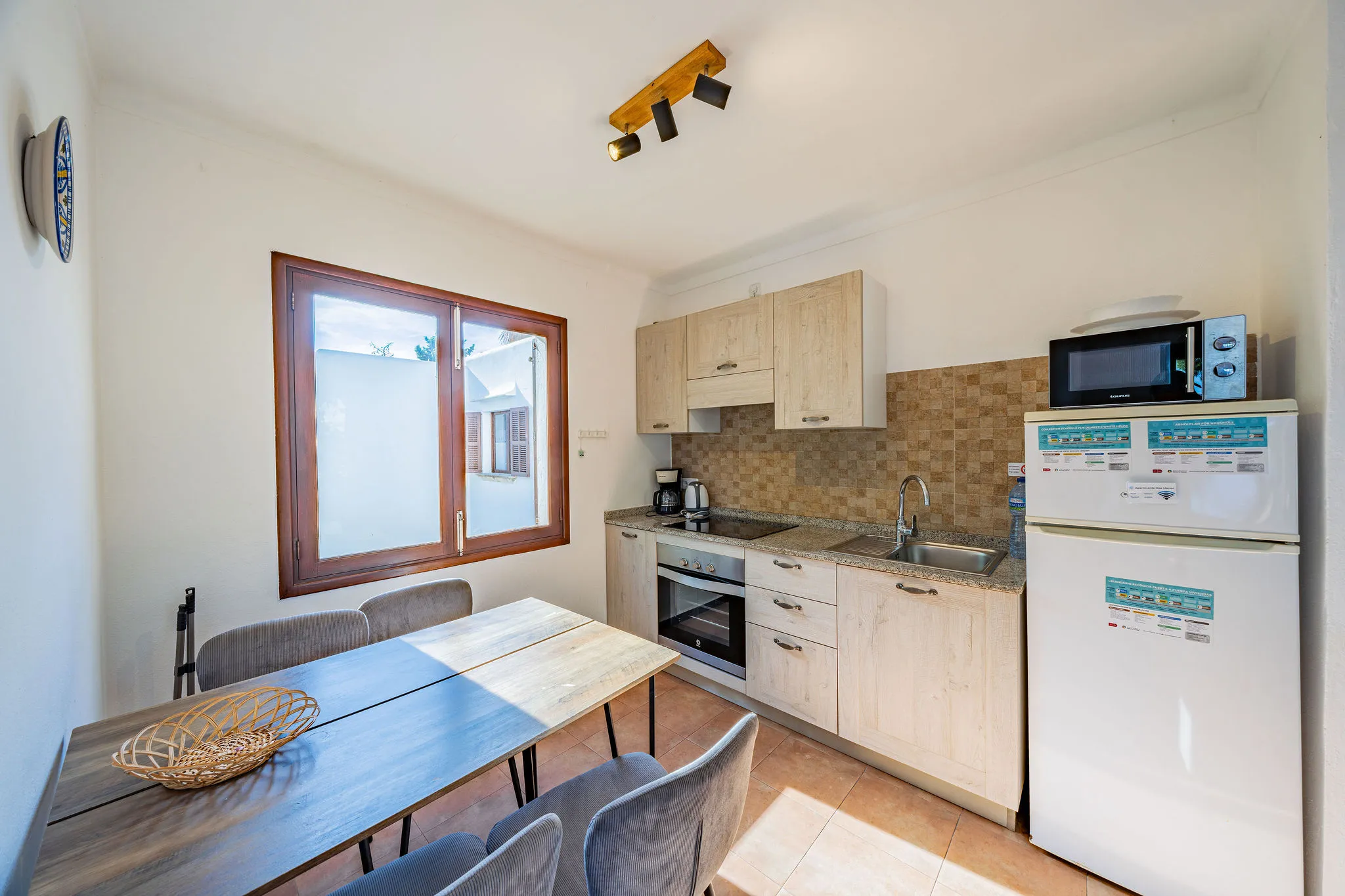 Dos edificis d'apartaments a peu de platja-6