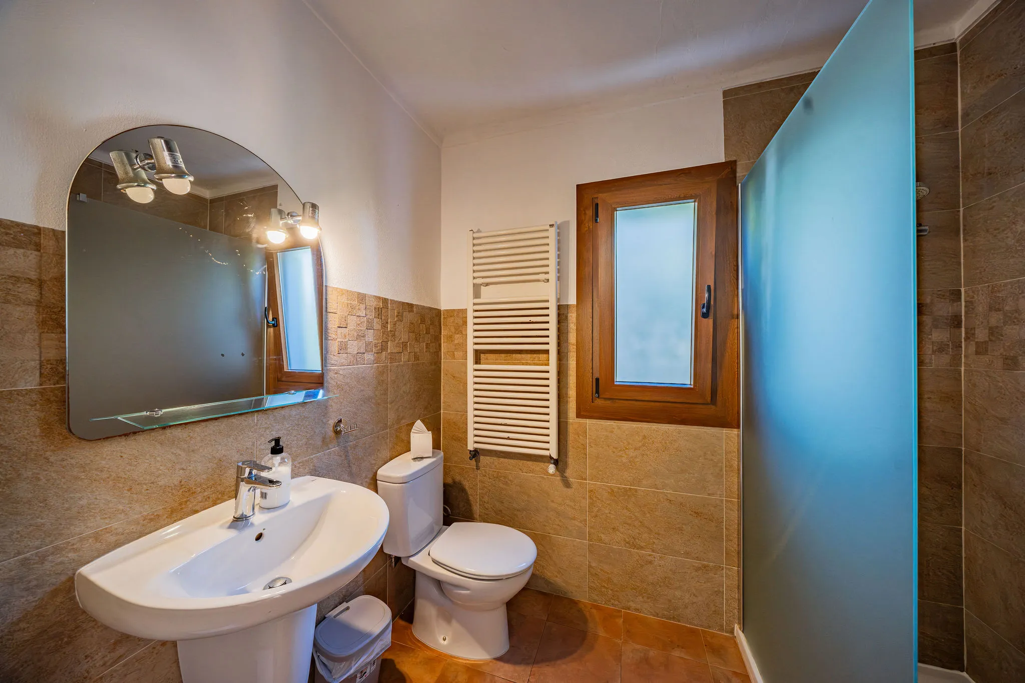 Dos edificis d'apartaments a peu de platja-8