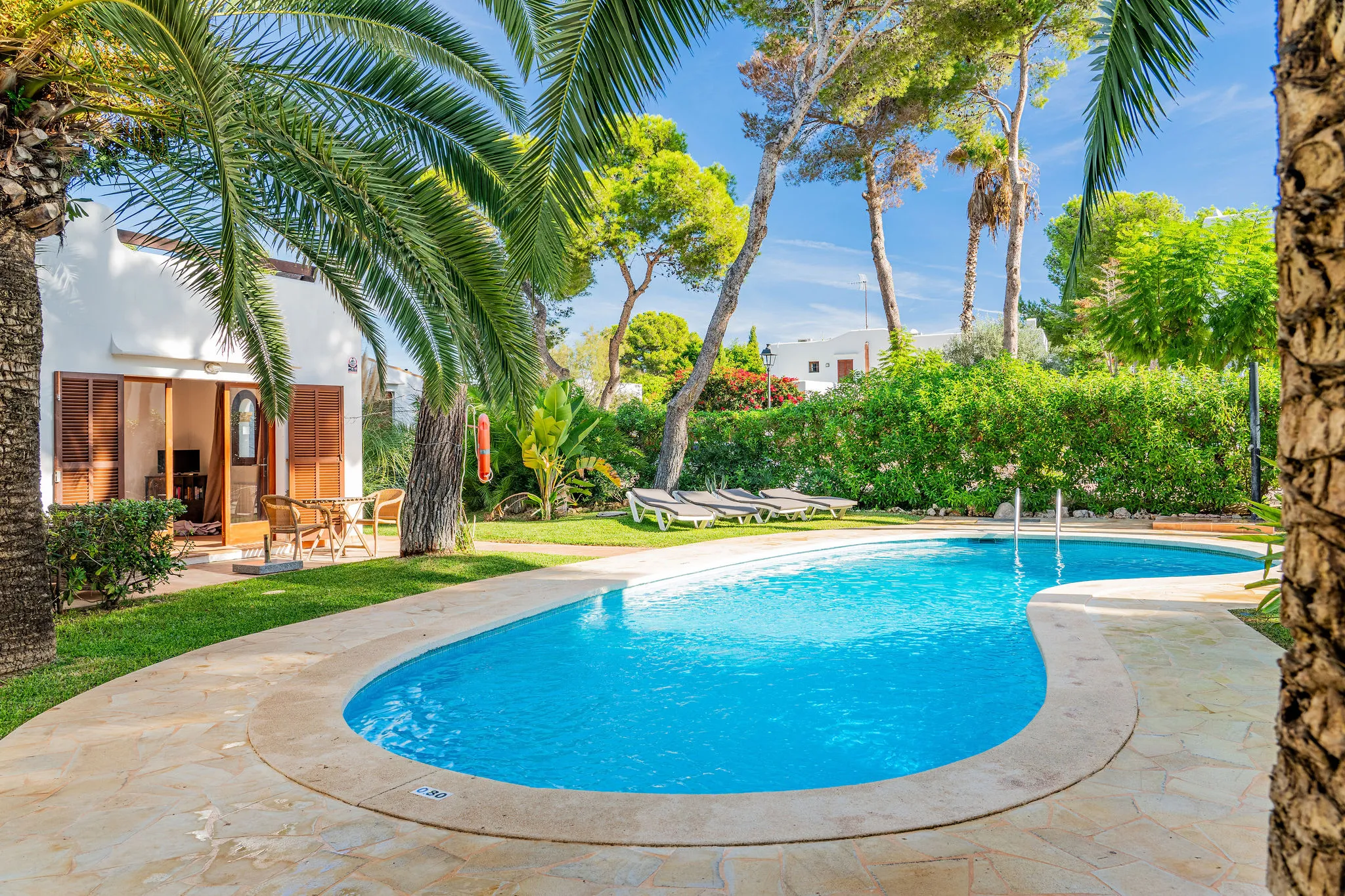 To boligblokke i gåafstand fra stranden-20