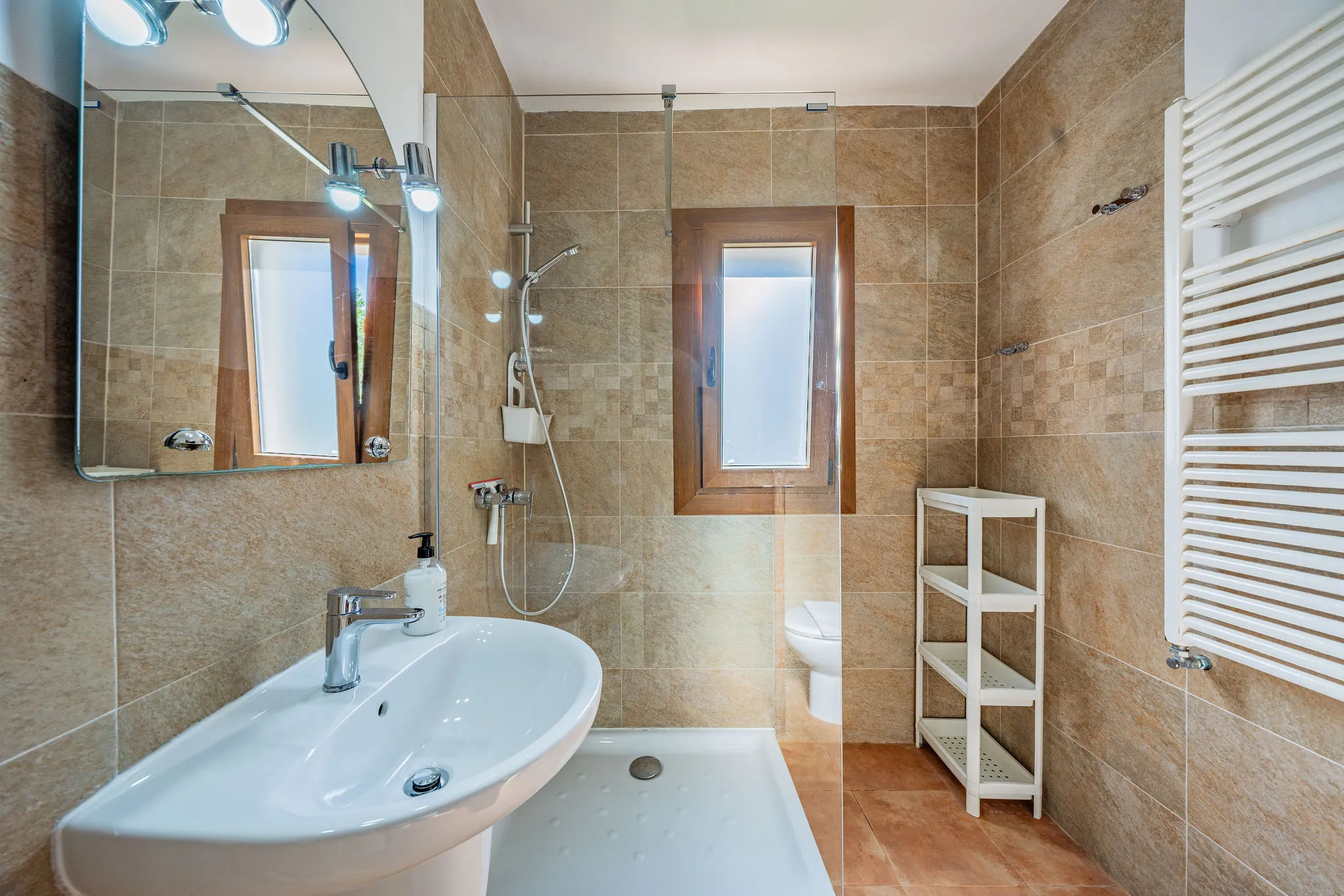 Dos edificis d'apartaments a peu de platja-19