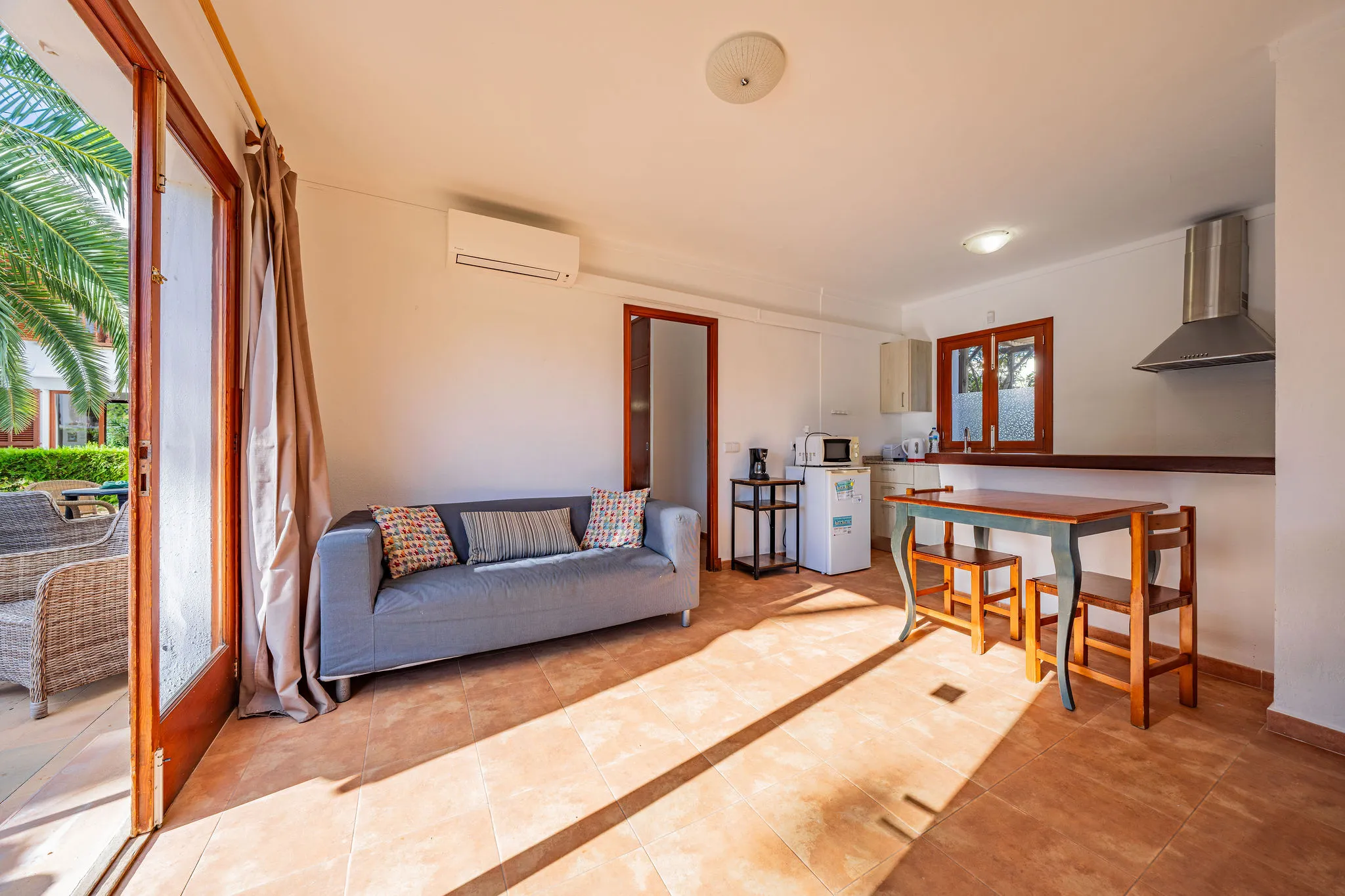 To boligblokke i gåafstand fra stranden-14