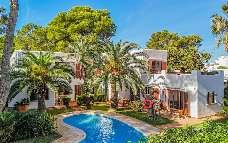 Dwa bloki mieszkalne w odległości spaceru od plaży