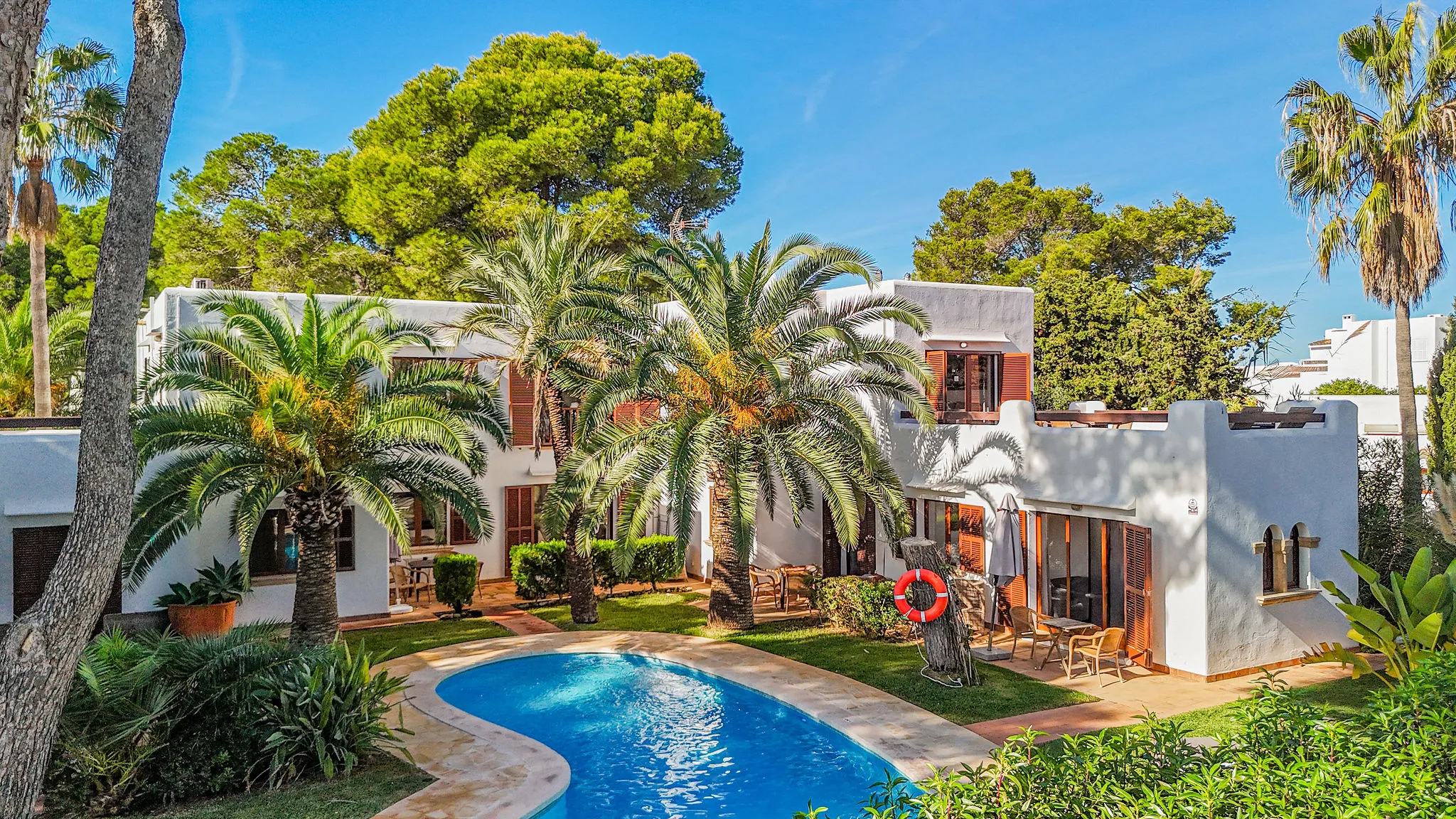 Dos edificis d'apartaments a peu de platja-1