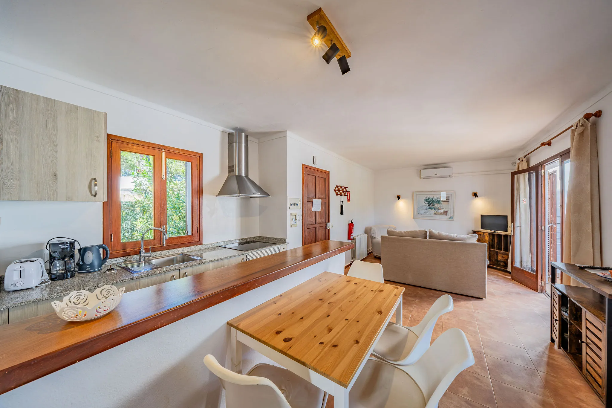 To boligblokke i gåafstand fra stranden-17