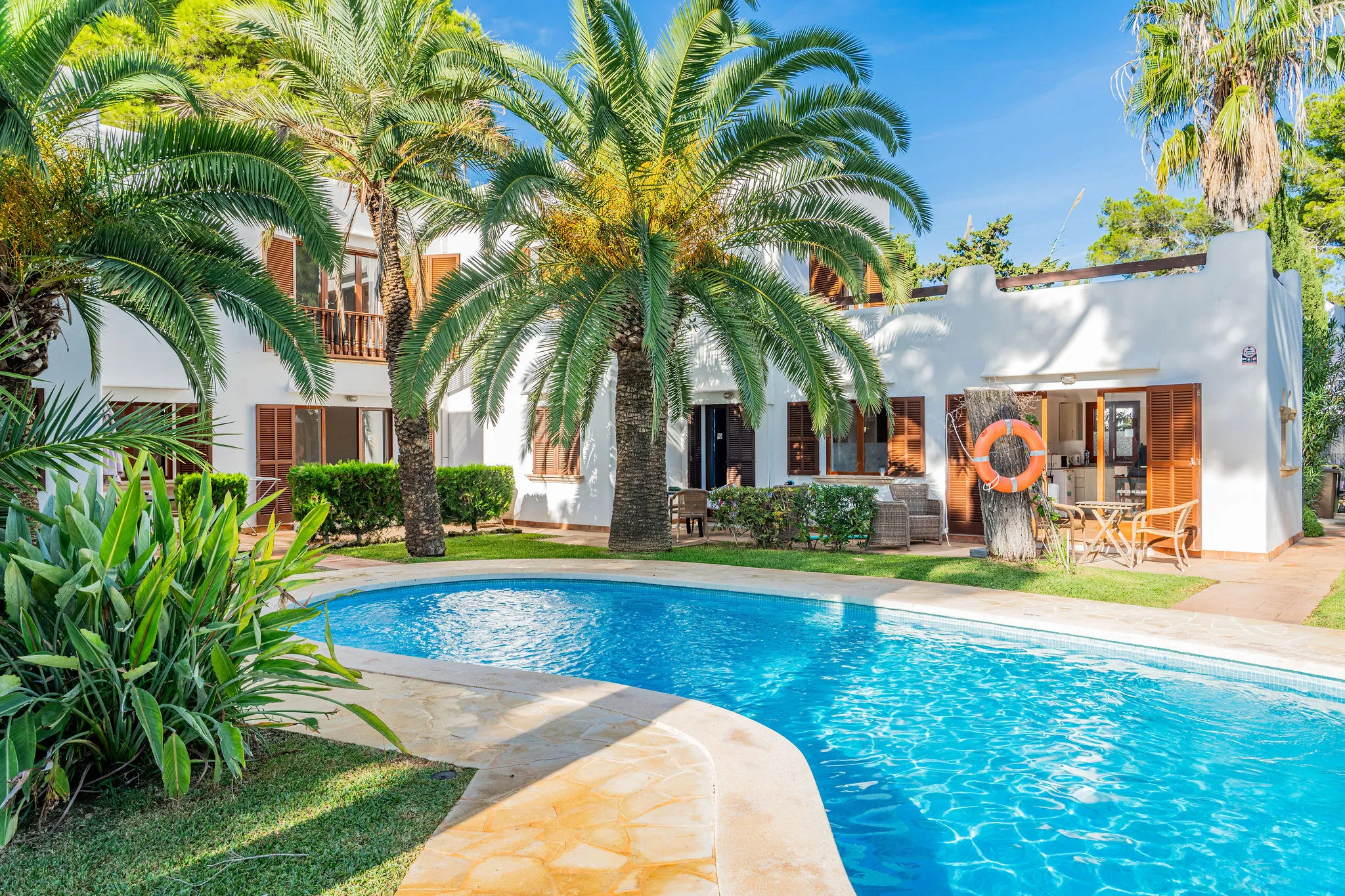 Dos edificis d'apartaments a peu de platja-2