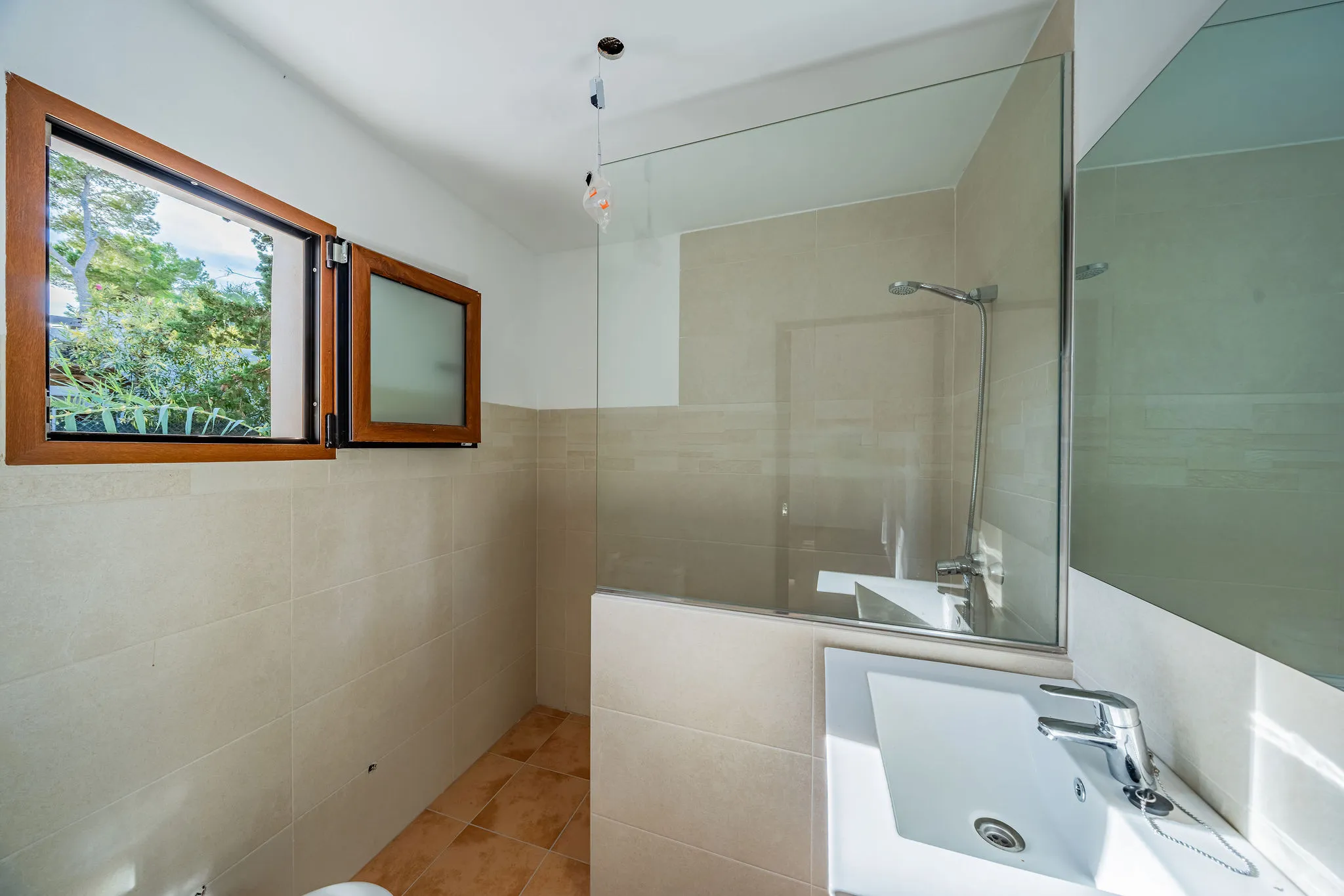 To boligblokke i gåafstand fra stranden-27