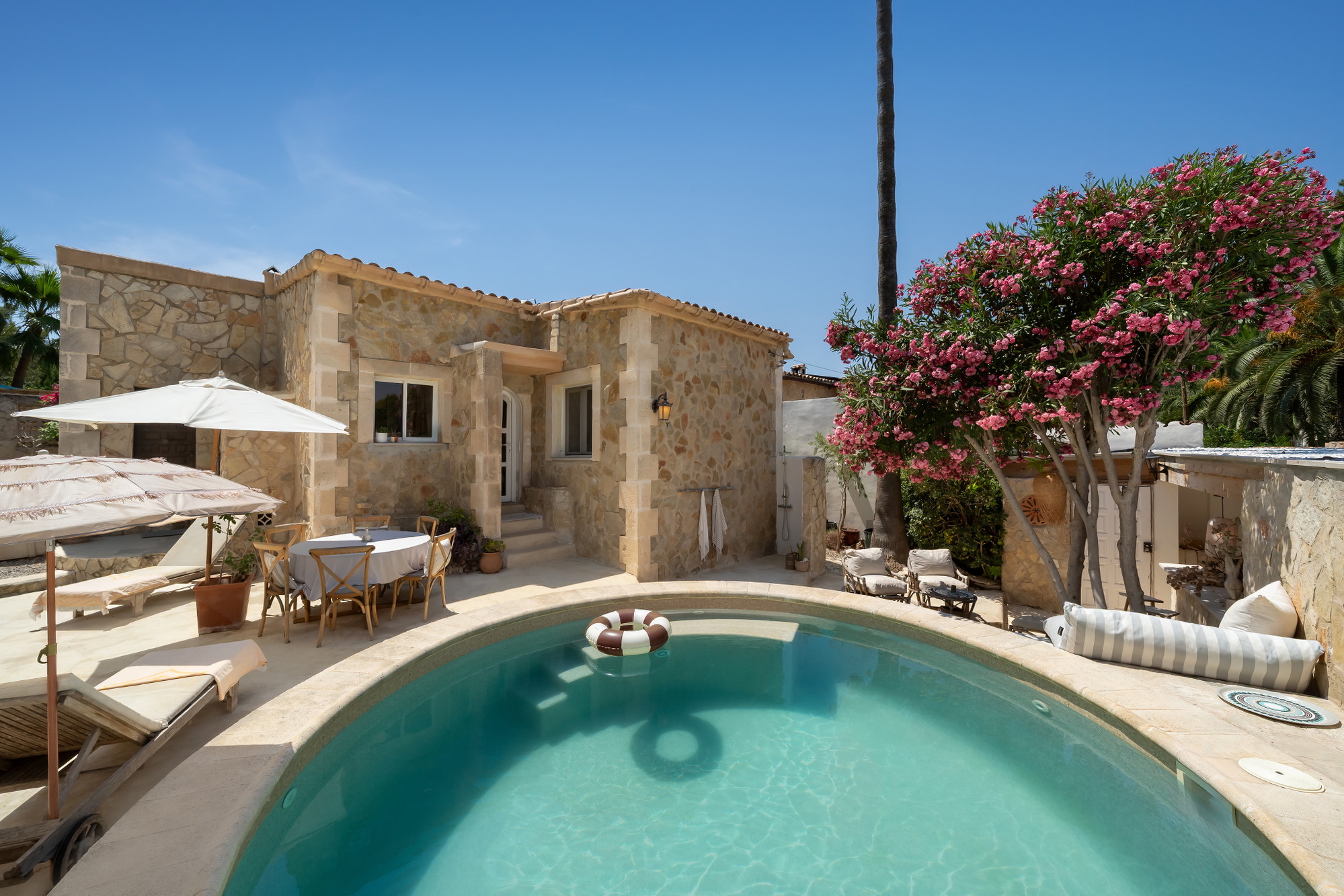 Charming Mediterranean villa with guest house and direct access to green area