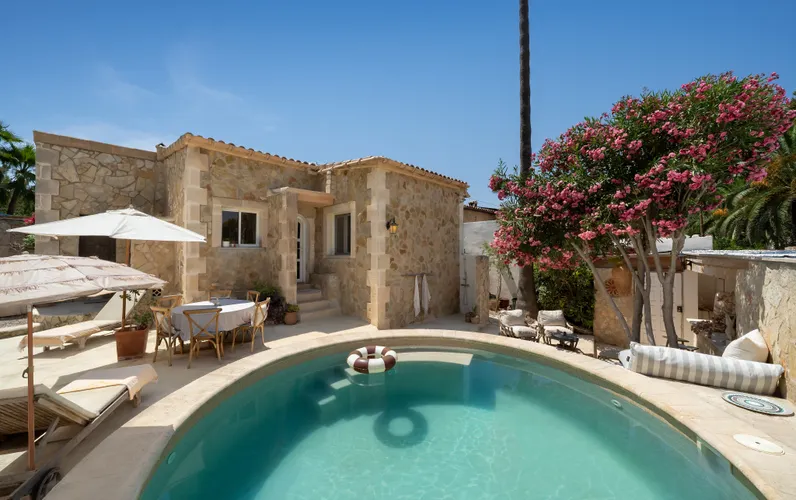 Charming Mediterranean villa with guest house and direct access to green area